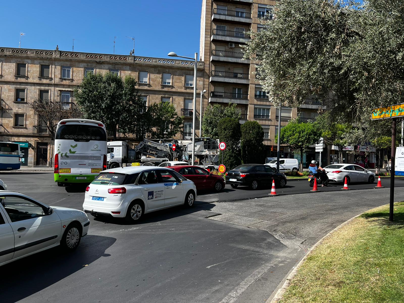 Tercer día de atascos en el centro de la ciudad por las obras en la avenida de Mirat