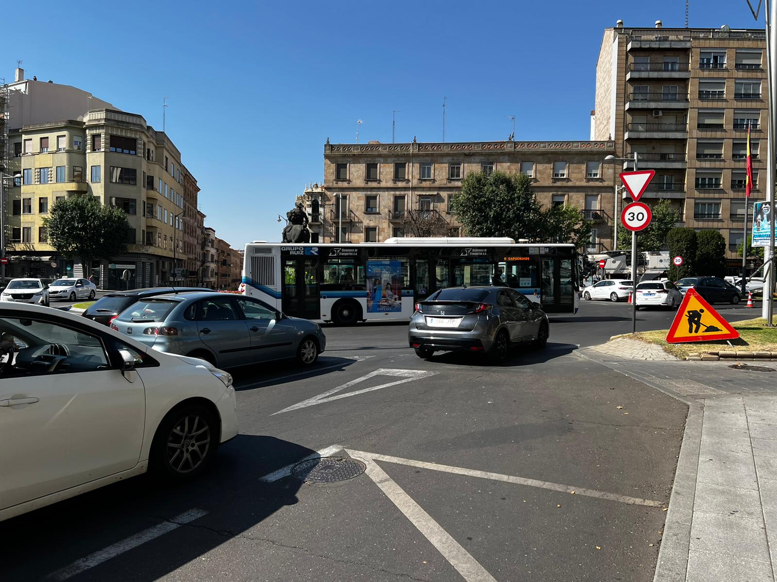 Tercer día de atascos en el centro de la ciudad por las obras en la avenida de Mirat