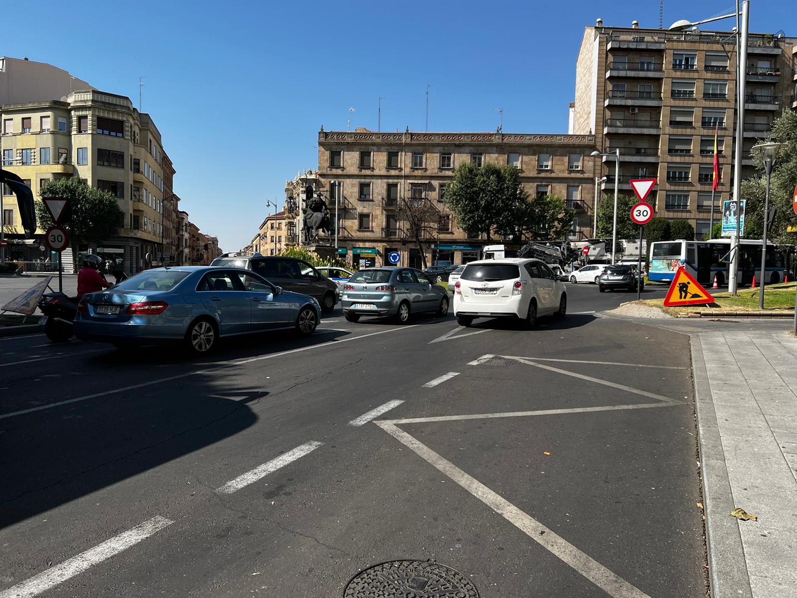 Tercer día de atascos en el centro de la ciudad por las obras en la avenida de Mirat