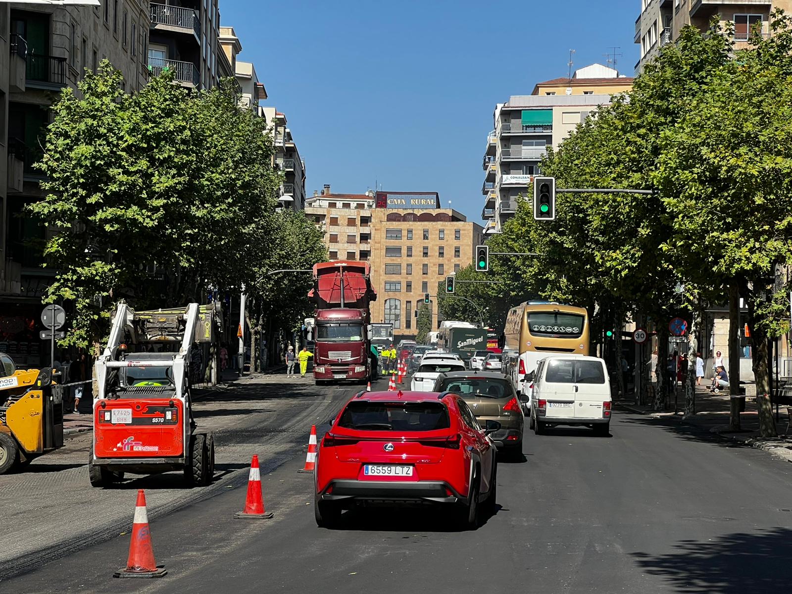 Tercer día de atascos en el centro de la ciudad por las obras en la avenida de Mirat