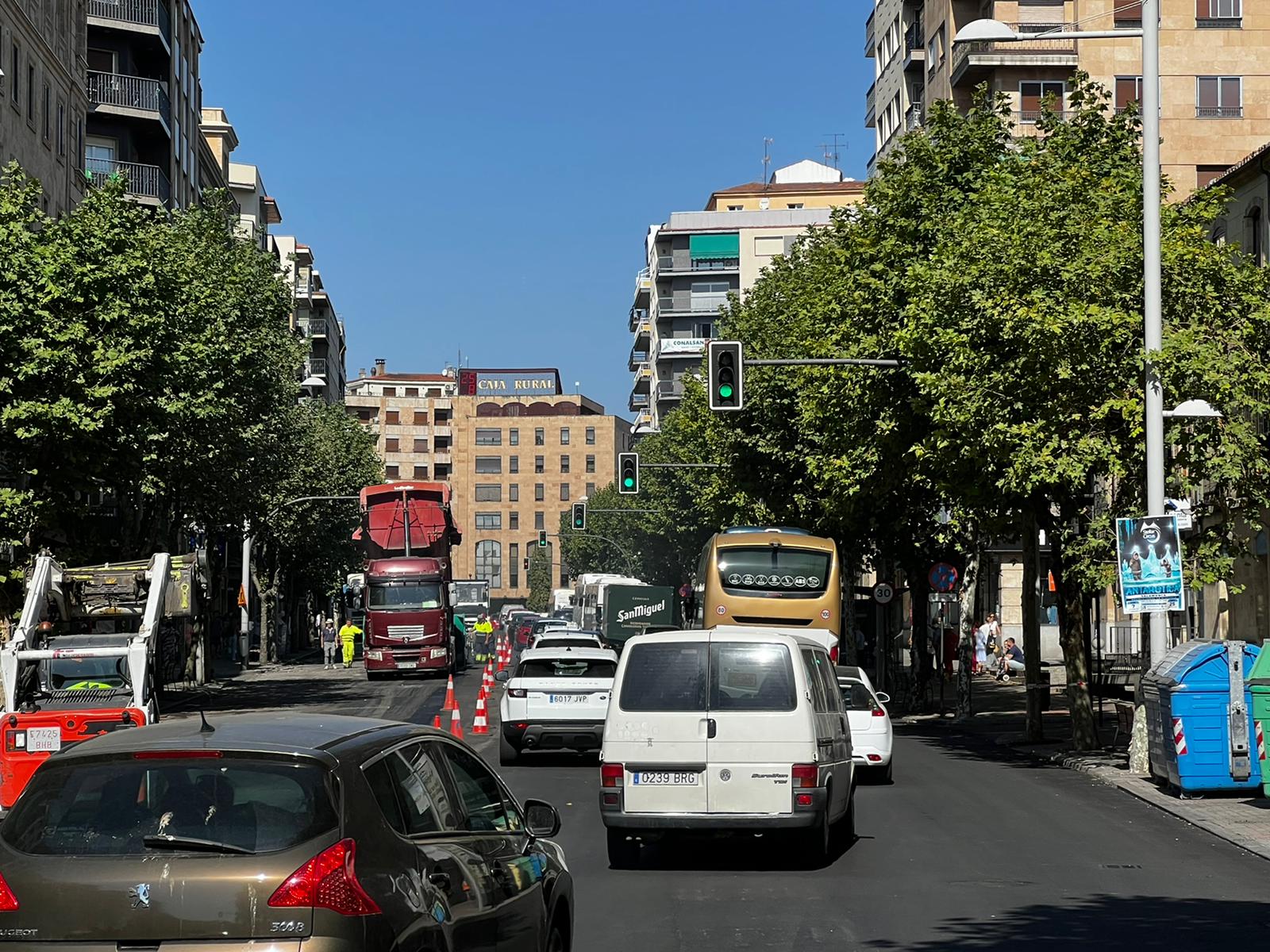 Tercer día de atascos en el centro de la ciudad por las obras en la avenida de Mirat