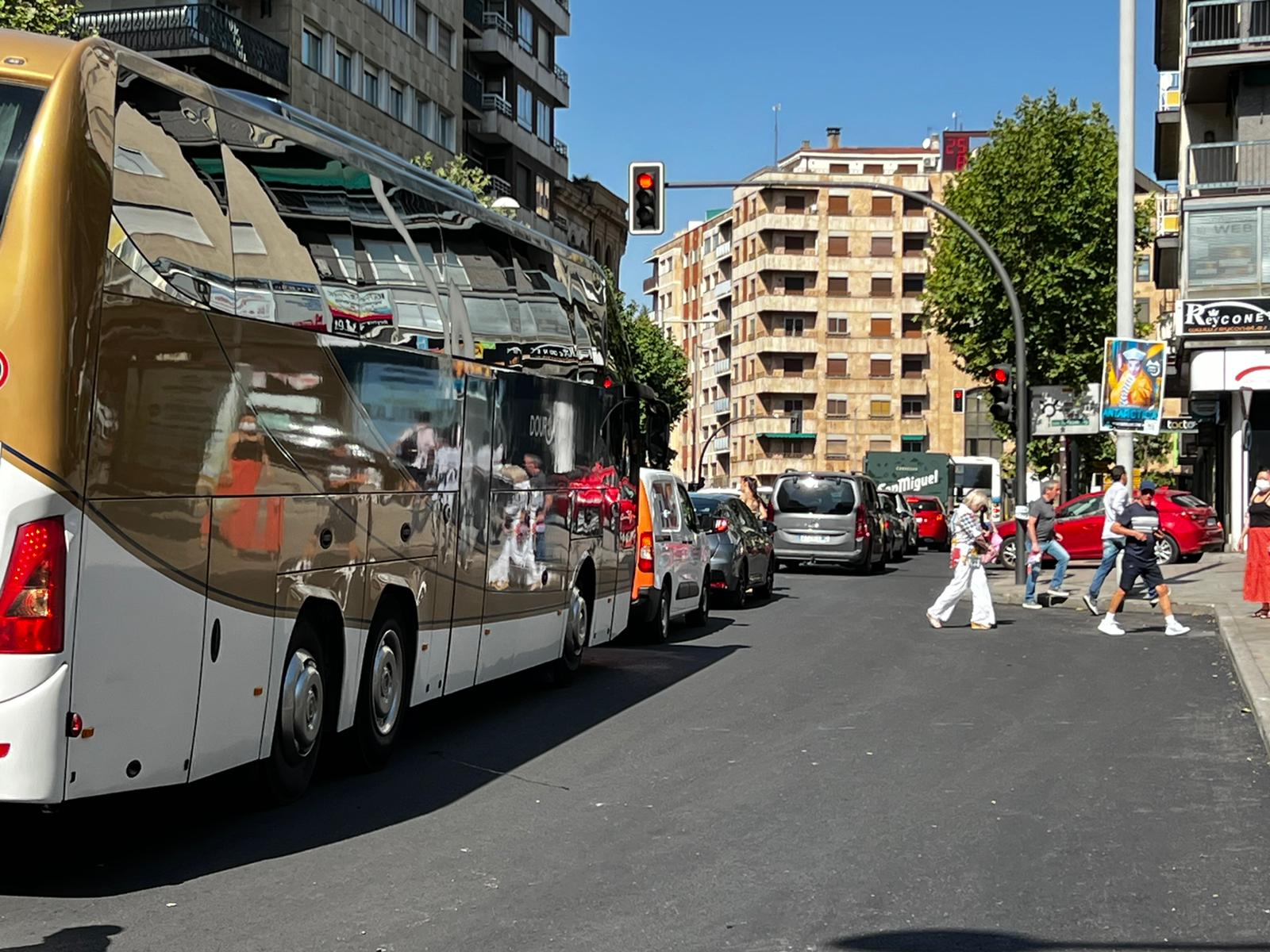 Tercer día de atascos en el centro de la ciudad por las obras en la avenida de Mirat