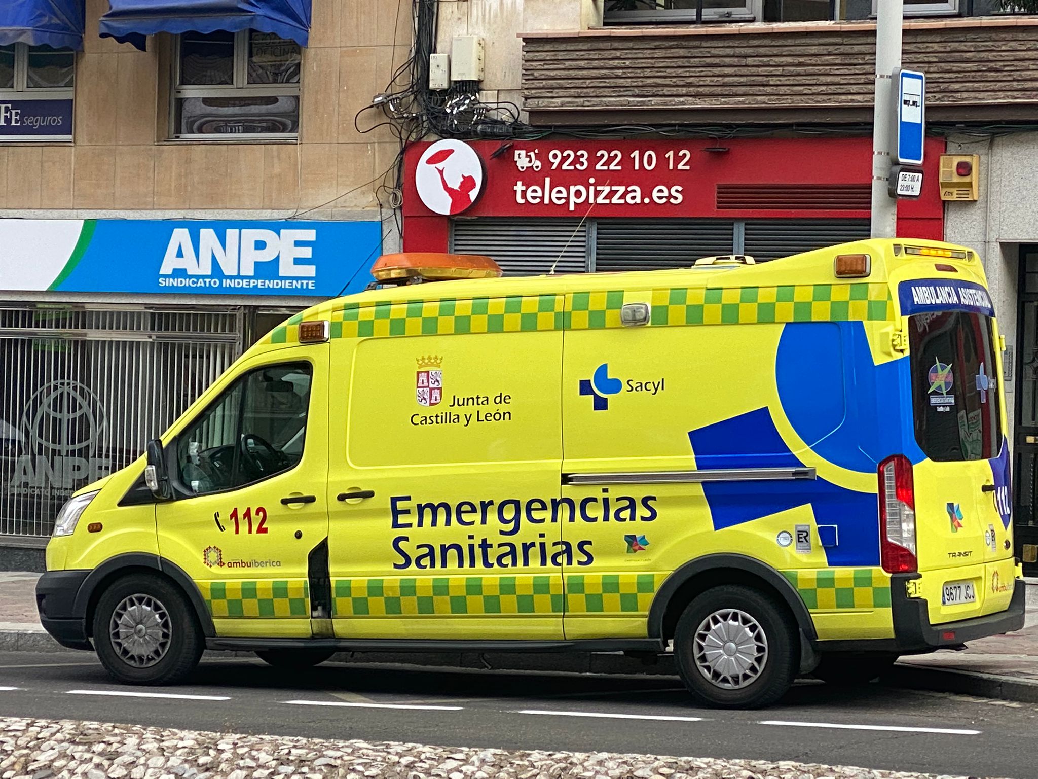 Ambulancia en la Avenida de Portugal. Foto de archivo