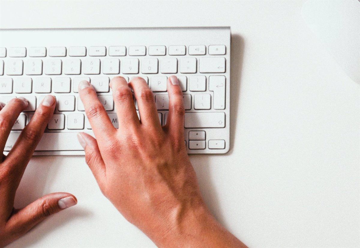 Una persona utilizando un teclado. Foto EP