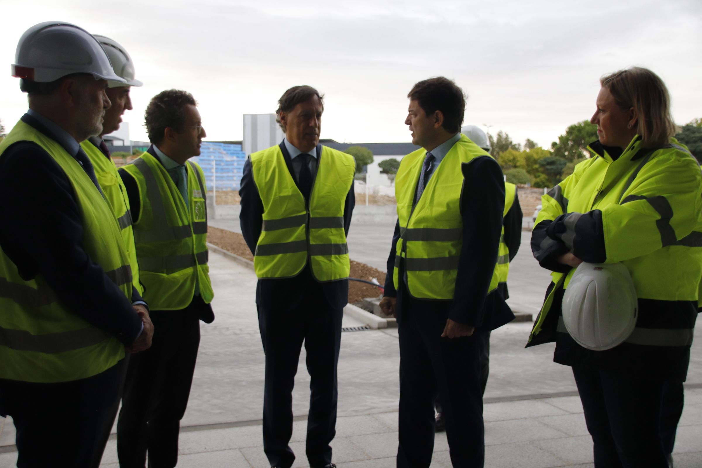 Mañueco, visita  las obras de la nueva Residencia de la Tercera Edad, San Juan de Sahagún