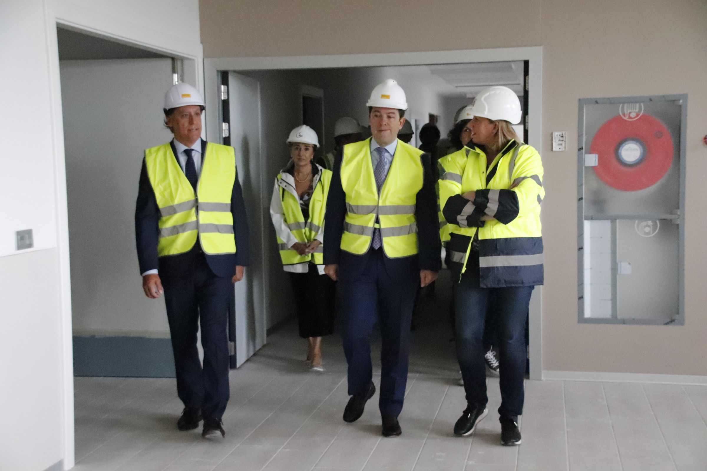 Mañueco, visita  las obras de la nueva Residencia de la Tercera Edad, San Juan de Sahagún