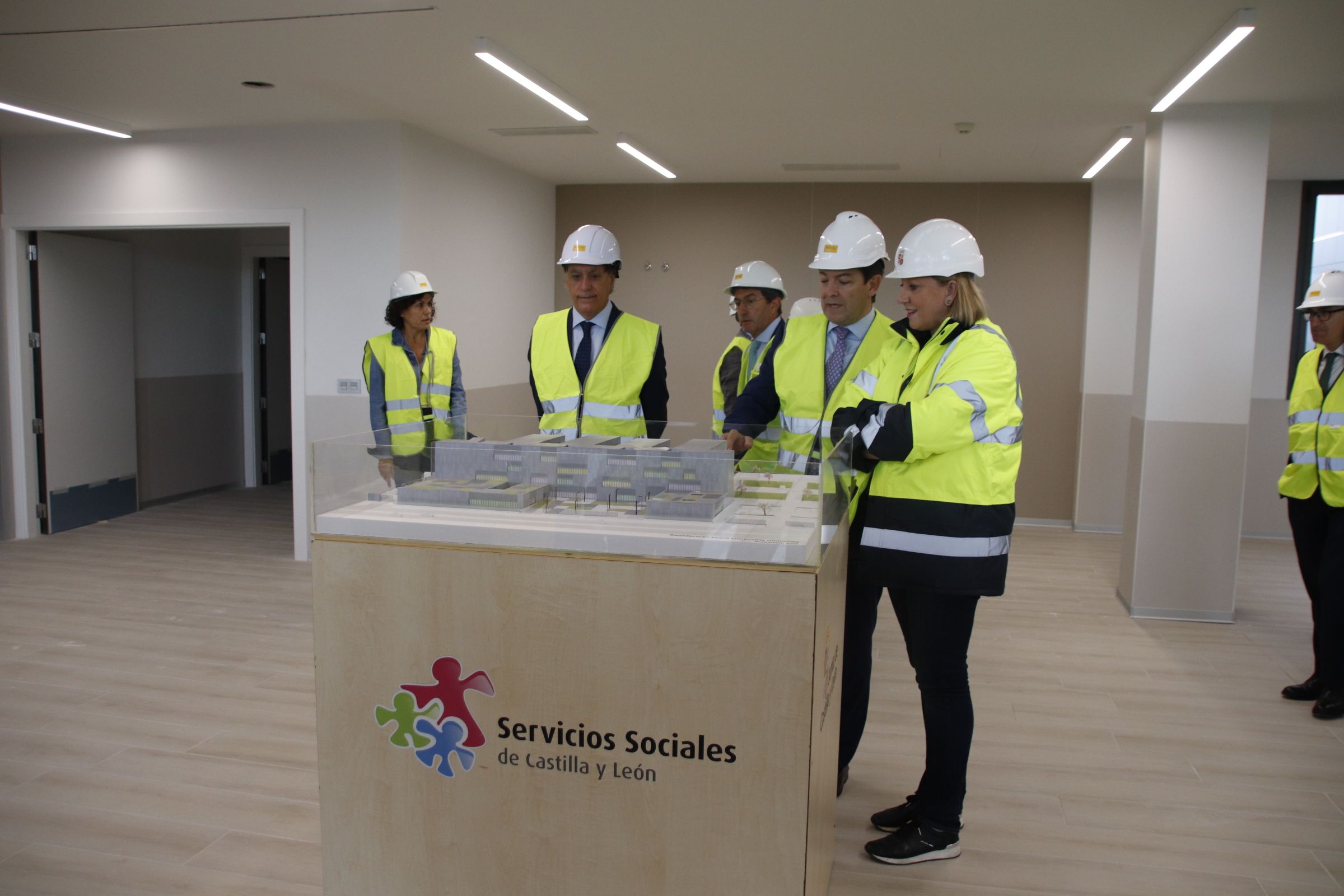 Mañueco, visita  las obras de la nueva Residencia de la Tercera Edad, San Juan de Sahagún