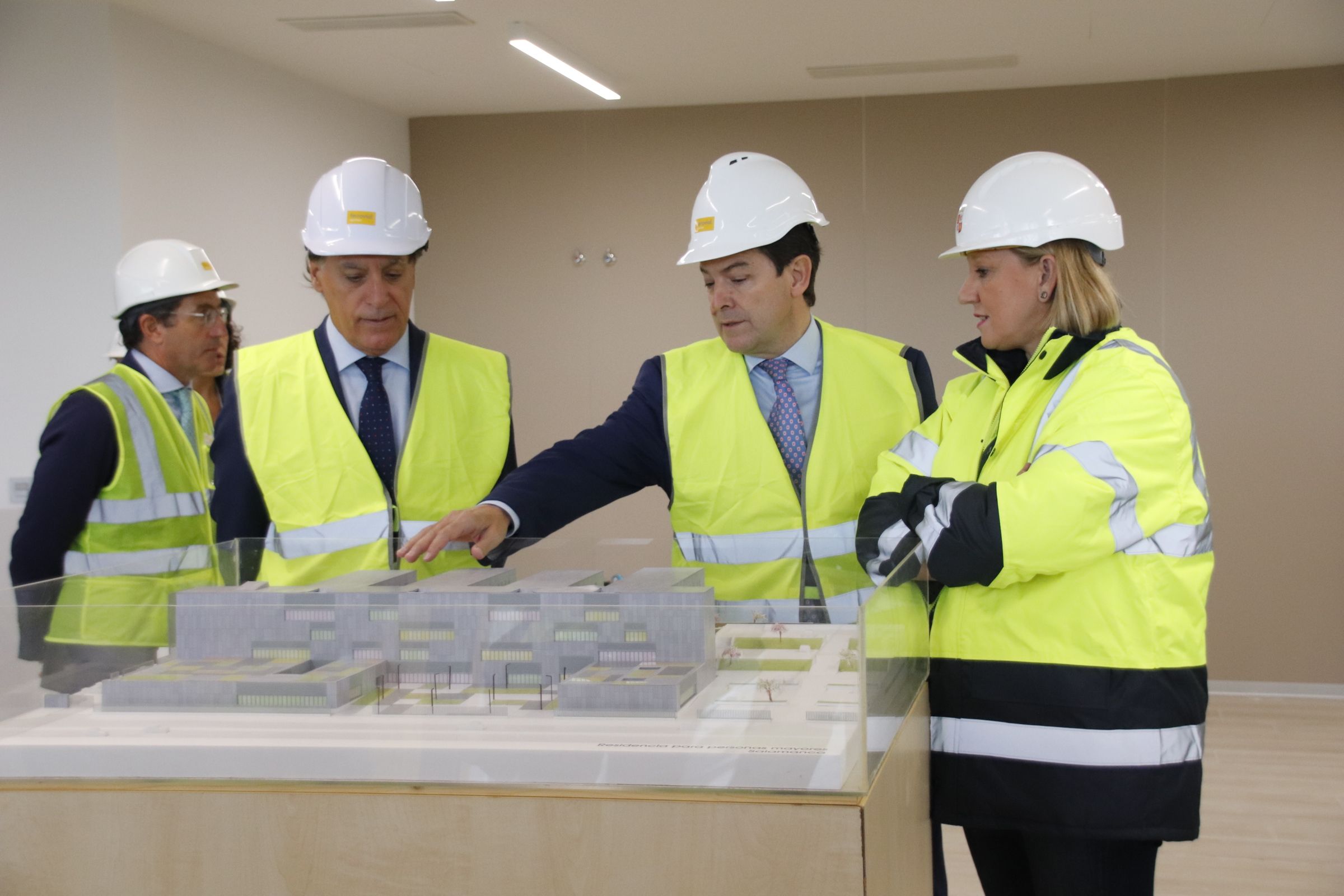 Mañueco, visita  las obras de la nueva Residencia de la Tercera Edad, San Juan de Sahagún