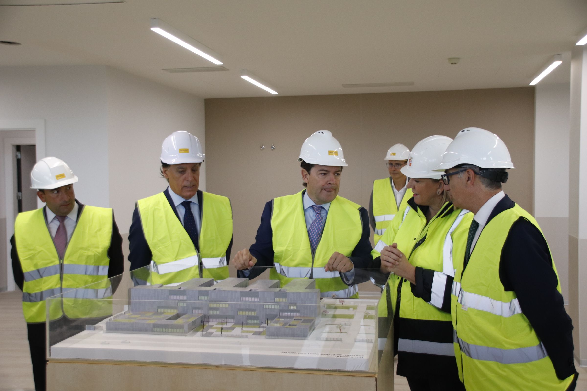 Mañueco, visita  las obras de la nueva Residencia de la Tercera Edad, San Juan de Sahagún