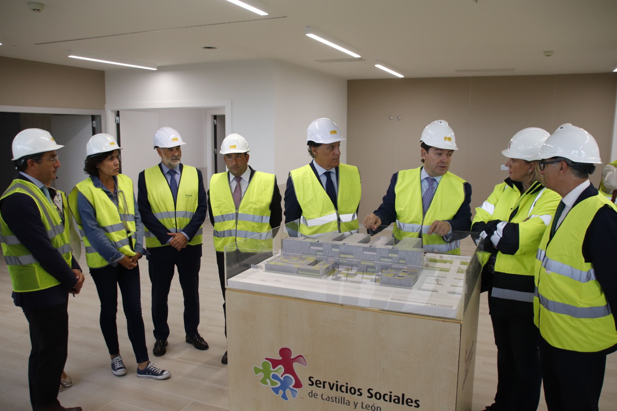 Mañueco, visita  las obras de la nueva Residencia de la Tercera Edad, San Juan de Sahagún