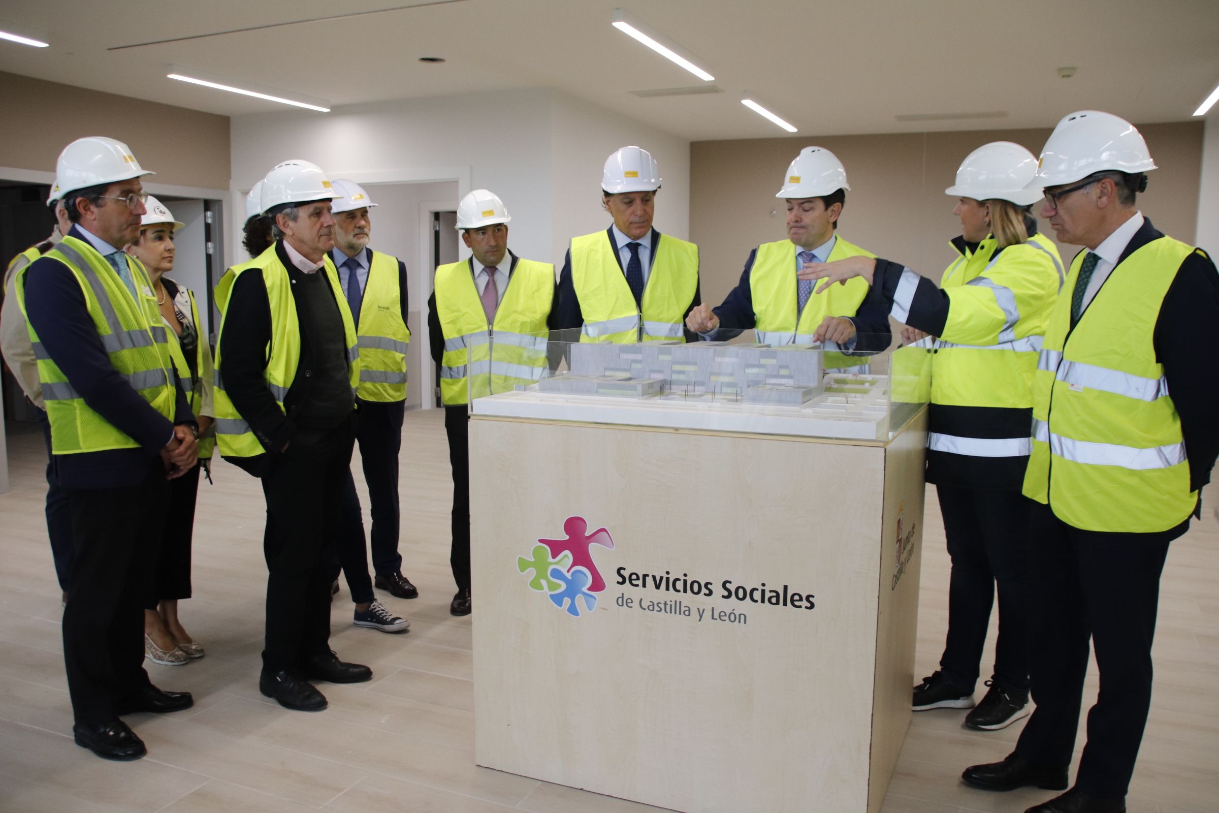 Mañueco, visita  las obras de la nueva Residencia de la Tercera Edad, San Juan de Sahagún