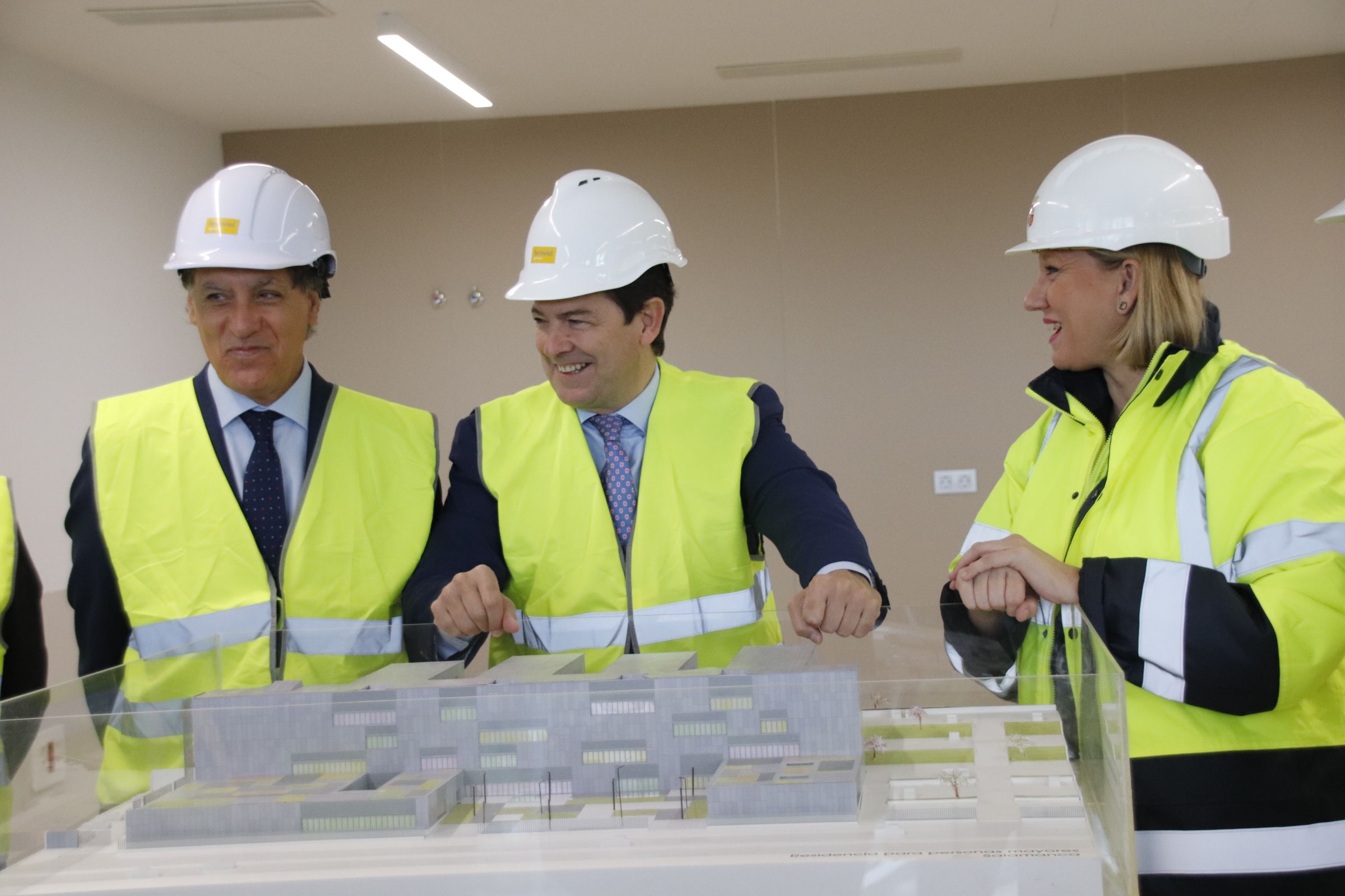 Mañueco, visita  las obras de la nueva Residencia de la Tercera Edad, San Juan de Sahagún