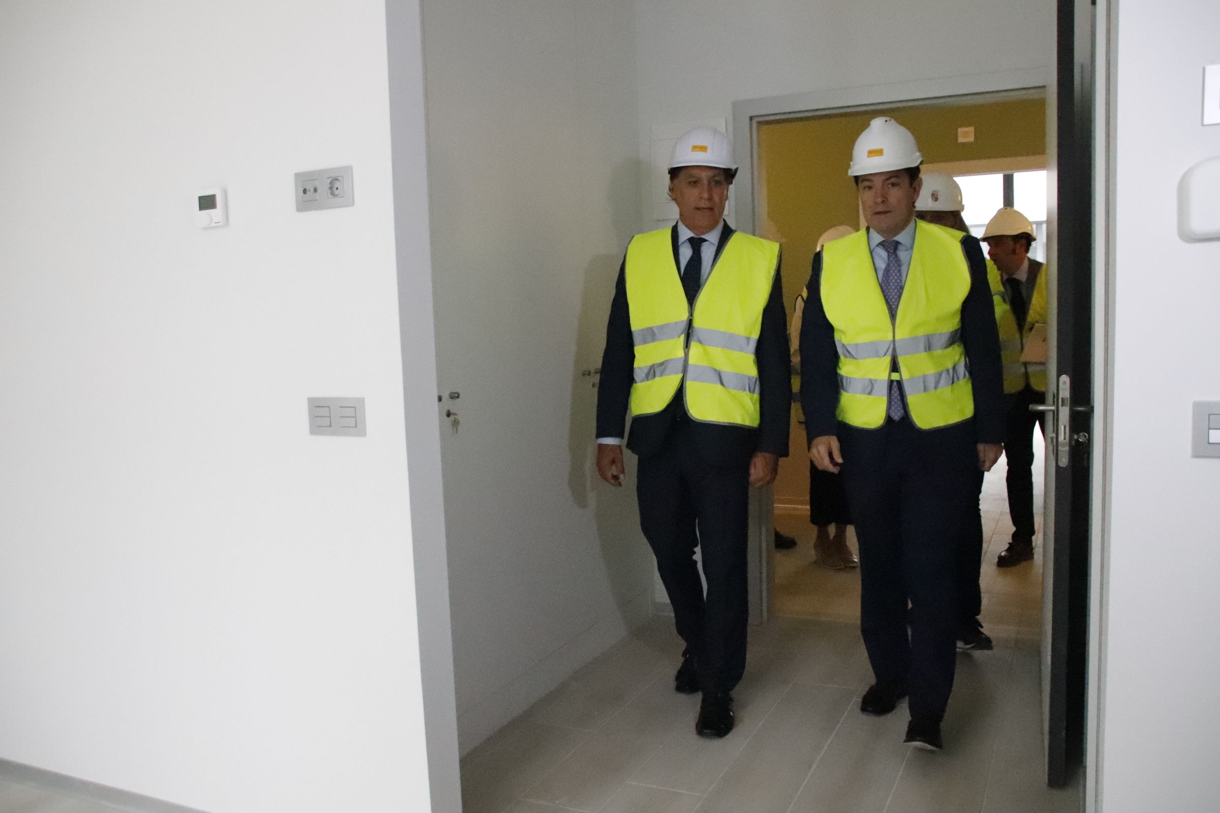 Mañueco, visita  las obras de la nueva Residencia de la Tercera Edad, San Juan de Sahagún