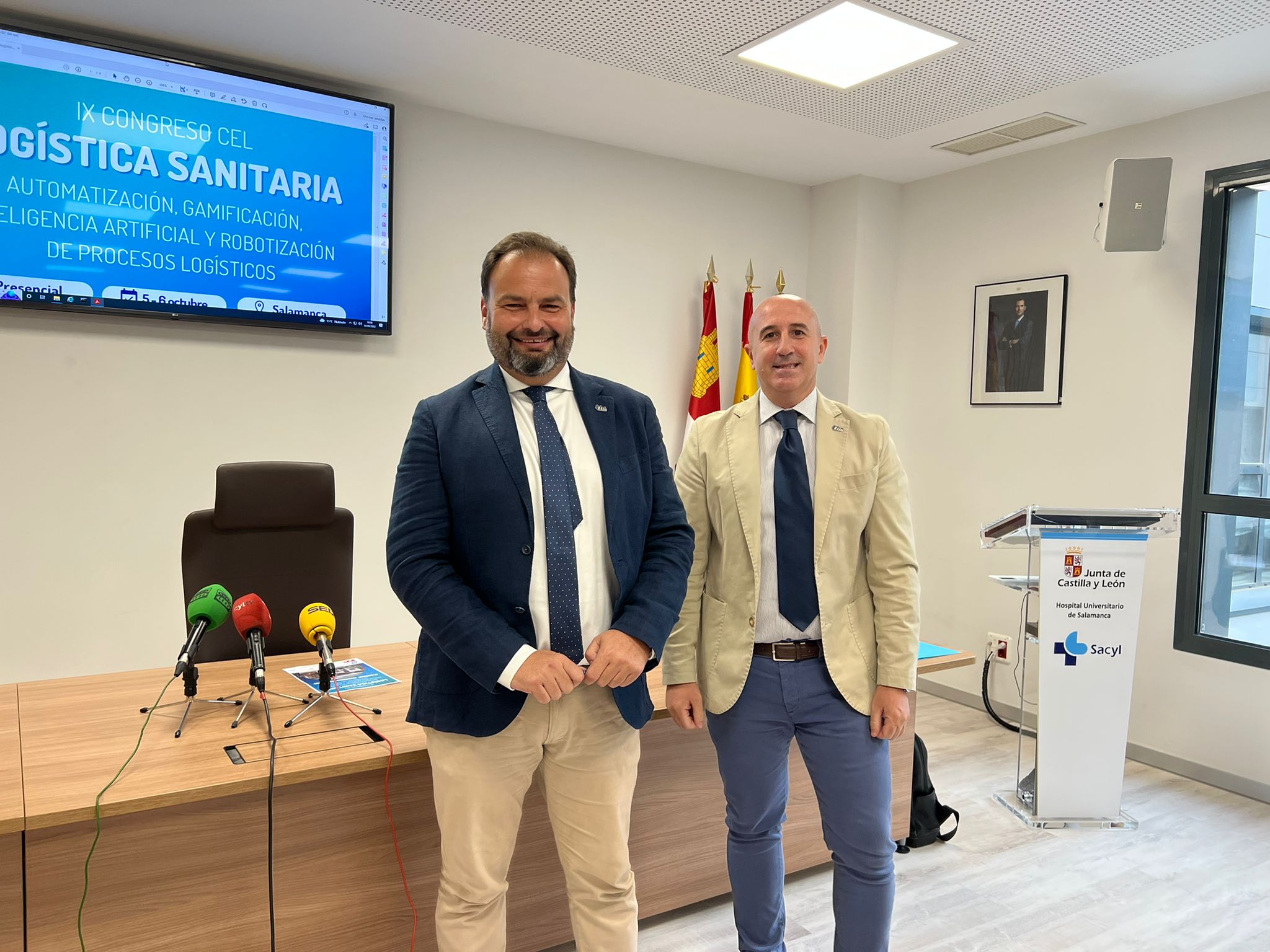 Fernando de la Iglesia (izq.) junto a Fernando Díaz (derecha) en una rueda de prensa en el Hospital de Salamanca