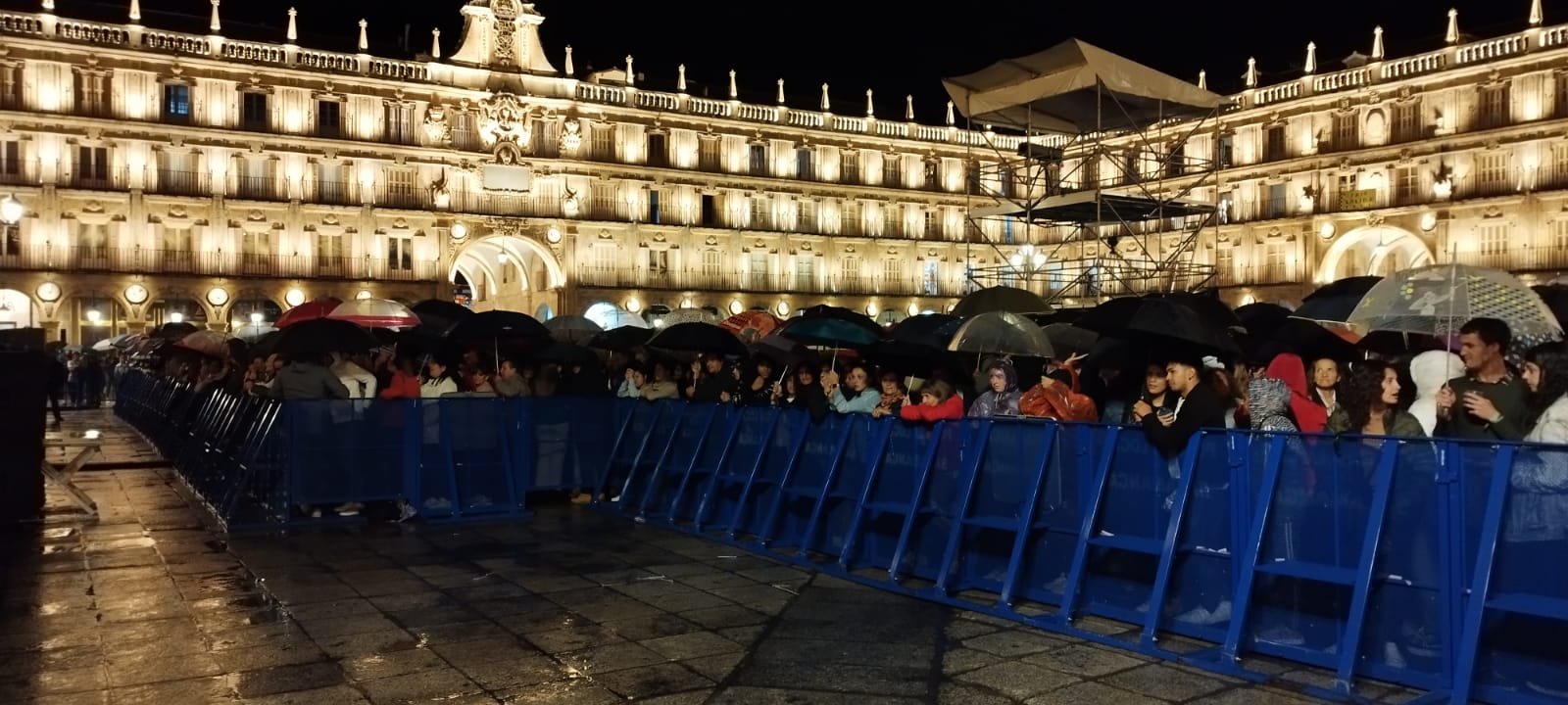 Fans de Vanesa Martín esperando a la artista minutos antes de la cancelación del concierto