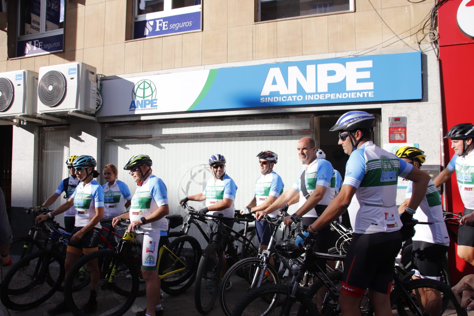 Campaña 'yo también soy defensor del profesor' de Anpe con Dori Ruano y presentación de maillots corporativos