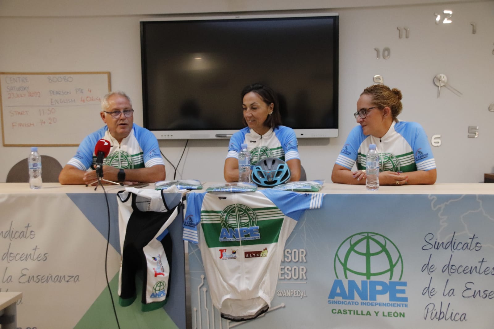 Campaña 'yo también soy defensor del profesor' de Anpe con Dori Ruano y presentación de maillots corporativos