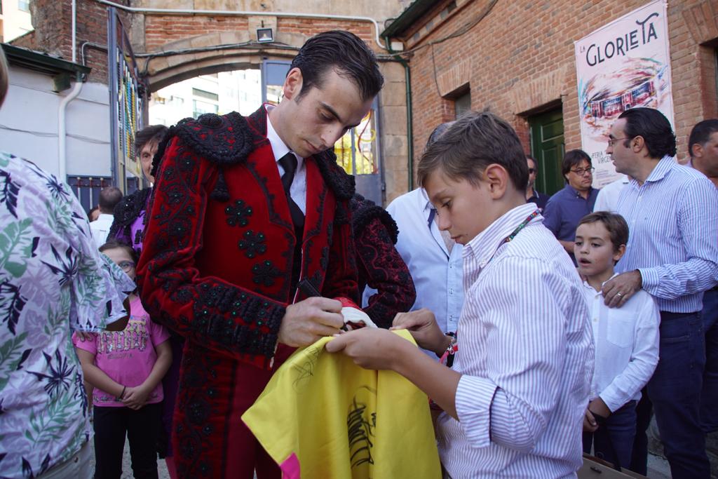  Así ha sido el ambiente en el patio de cuadrillas de La Glorieta, este viernes, antes de la corrida de Galache. Fotos Juanes