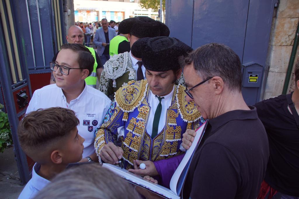  Así ha sido el ambiente en el patio de cuadrillas de La Glorieta, este viernes, antes de la corrida de Galache. Fotos Juanes