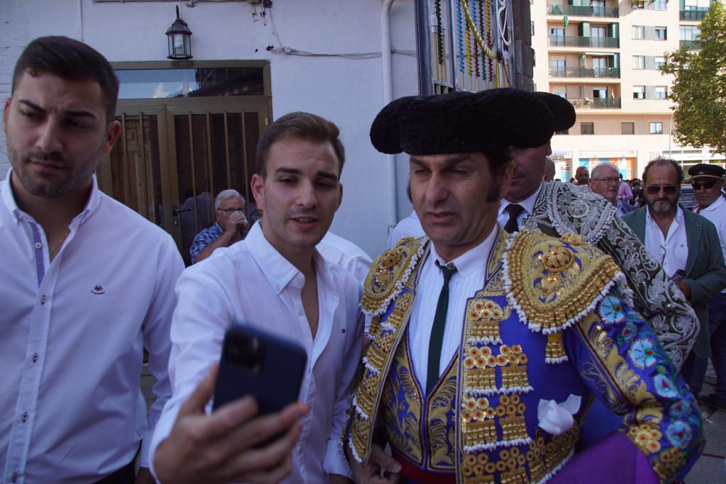  Así ha sido el ambiente en el patio de cuadrillas de La Glorieta, este viernes, antes de la corrida de Galache. Fotos Juanes