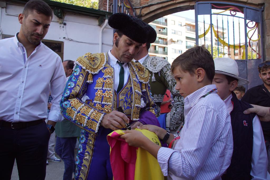  Así ha sido el ambiente en el patio de cuadrillas de La Glorieta, este viernes, antes de la corrida de Galache. Fotos Juanes