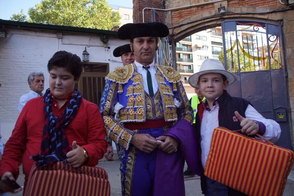  Así ha sido el ambiente en el patio de cuadrillas de La Glorieta, este viernes, antes de la corrida de Galache. Fotos Juanes