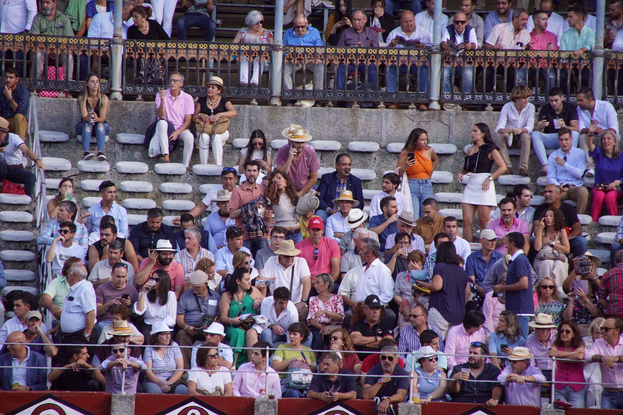 Resumen fotográfico del ambiente en los tendidos de La Glorieta durante la corrida de Galache. Foto Juanes