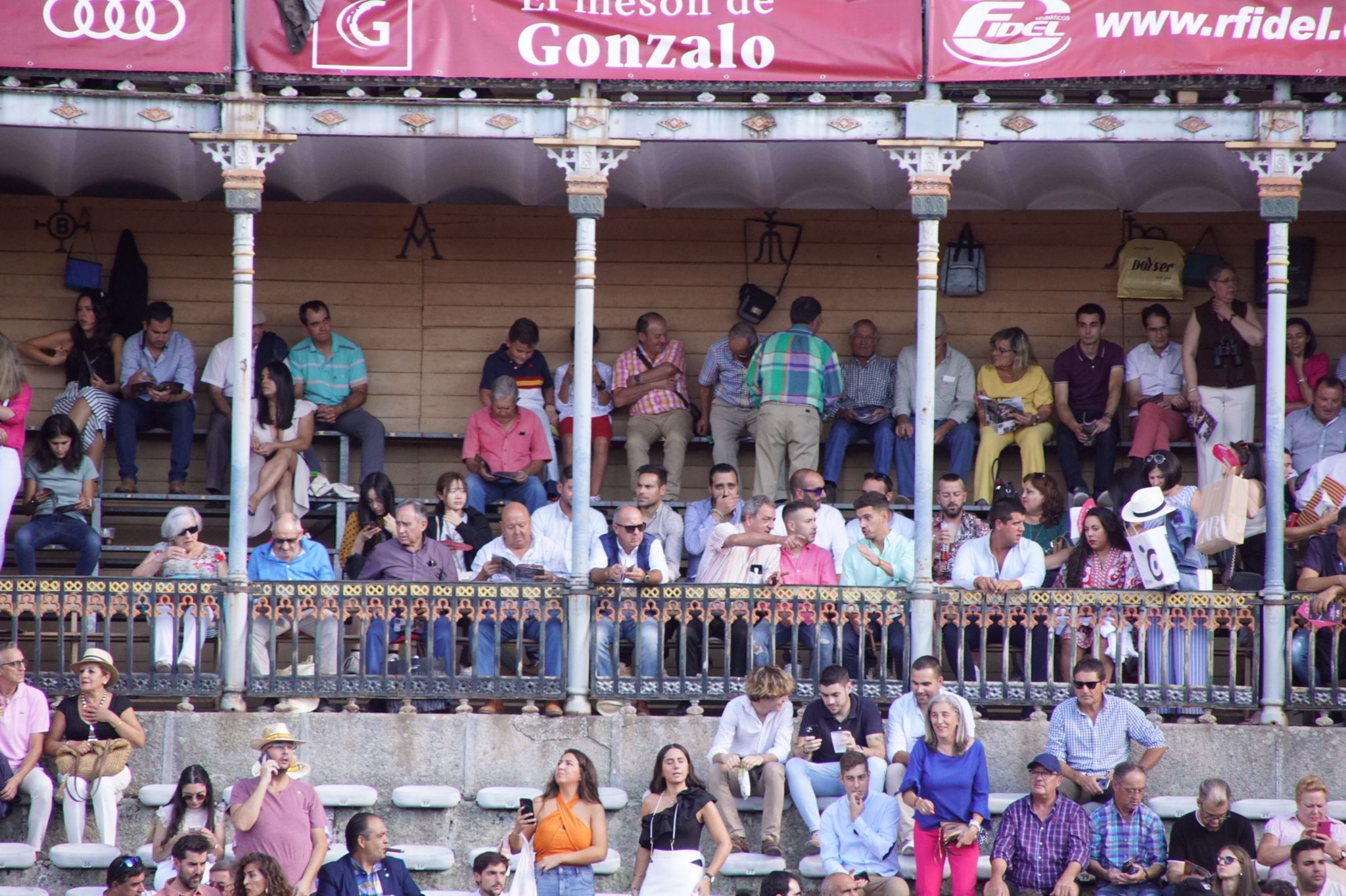 Resumen fotográfico del ambiente en los tendidos de La Glorieta durante la corrida de Galache. Foto Juanes