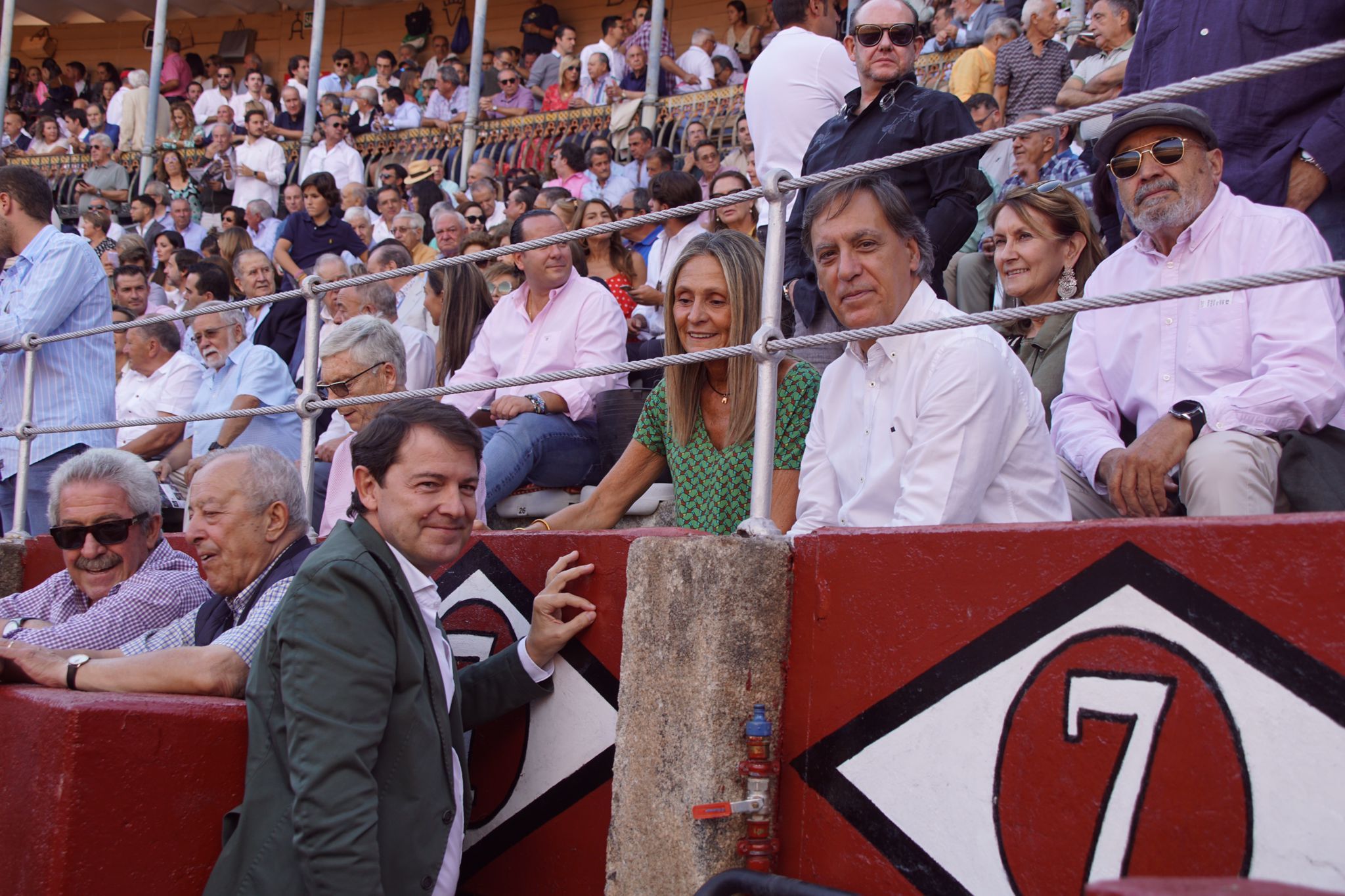 Resumen fotográfico del ambiente en los tendidos de La Glorieta durante la corrida de Galache. Foto Juanes