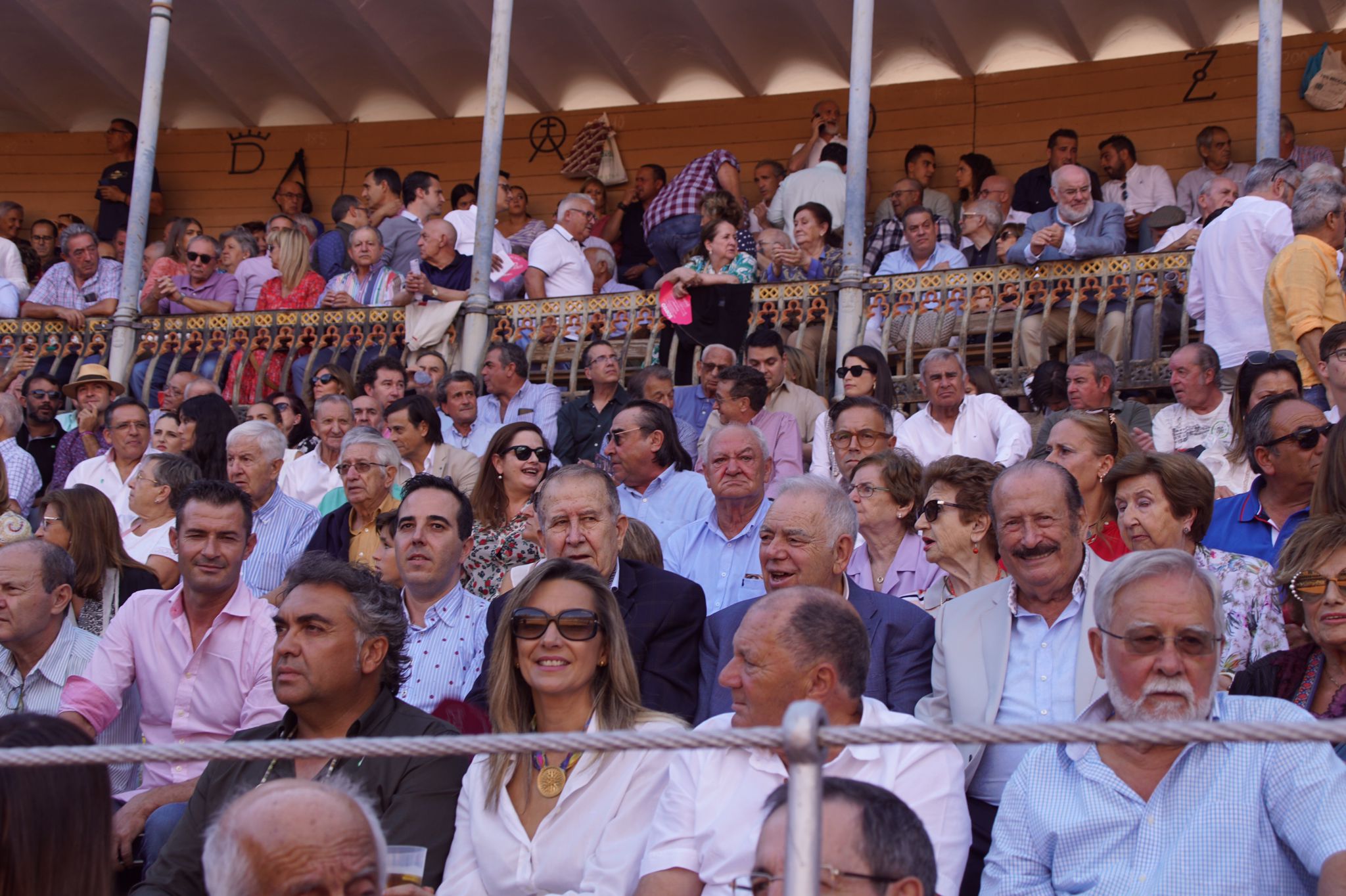 Resumen fotográfico del ambiente en los tendidos de La Glorieta durante la corrida de Galache. Foto Juanes