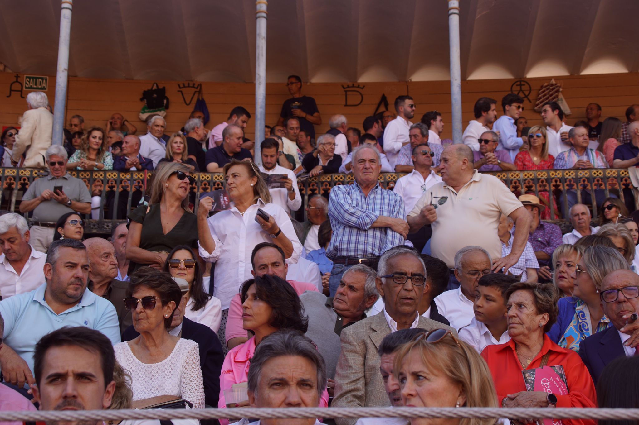 Resumen fotográfico del ambiente en los tendidos de La Glorieta durante la corrida de Galache. Foto Juanes