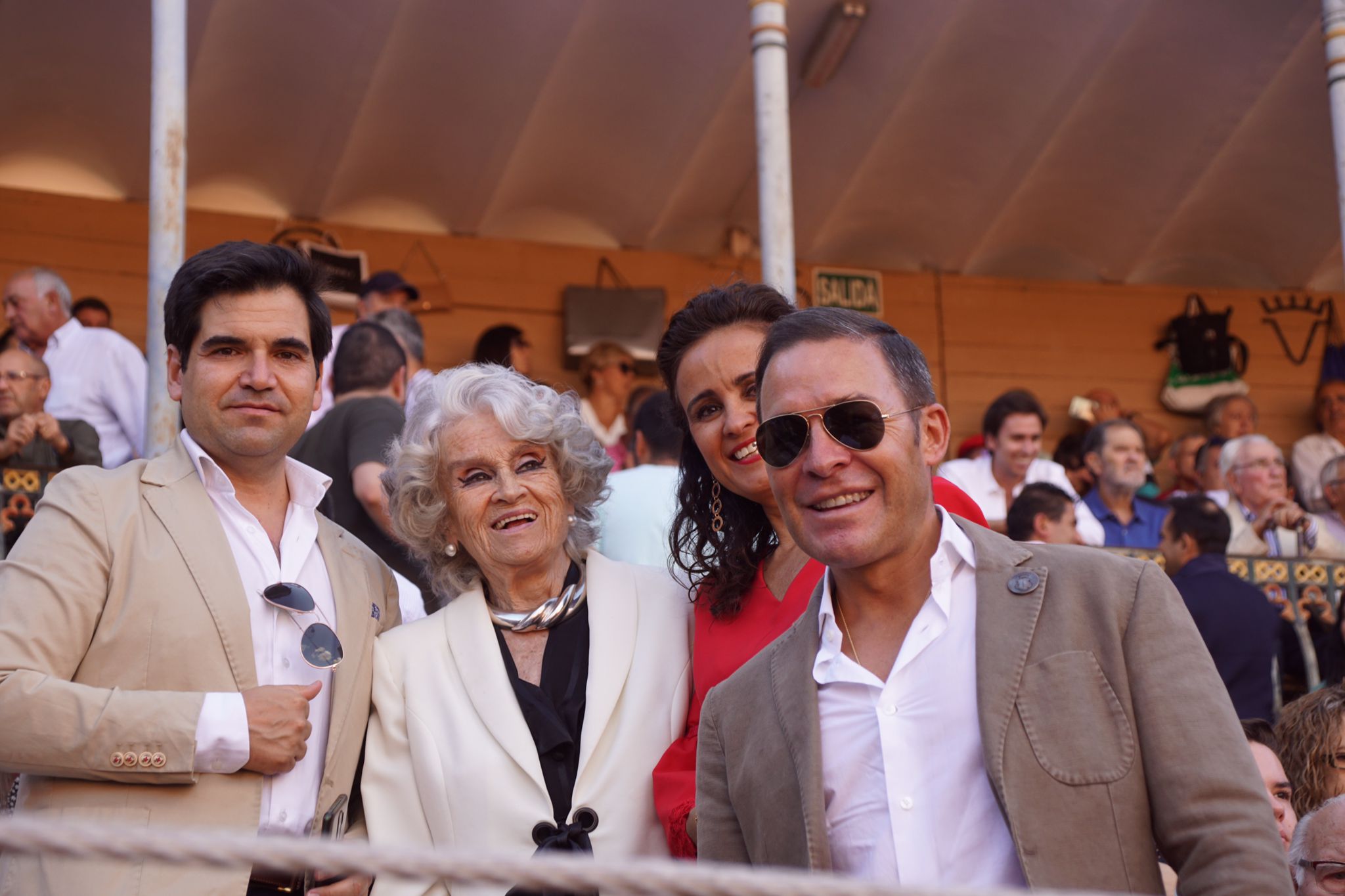 Resumen fotográfico del ambiente en los tendidos de La Glorieta durante la corrida de Galache. Foto Juanes