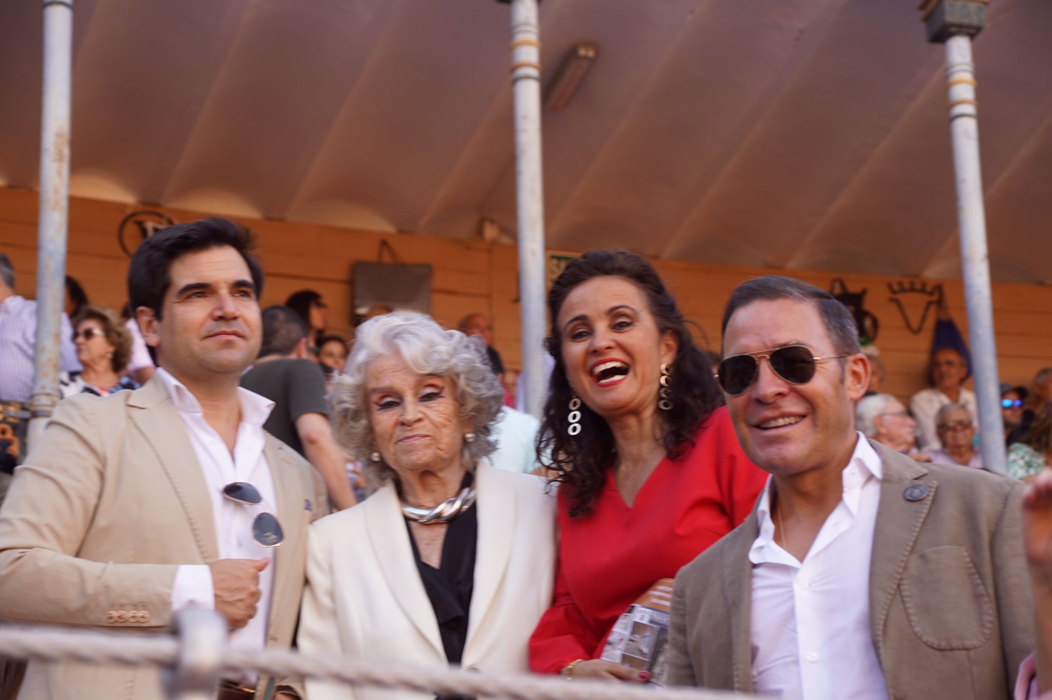 Resumen fotográfico del ambiente en los tendidos de La Glorieta durante la corrida de Galache. Foto Juanes