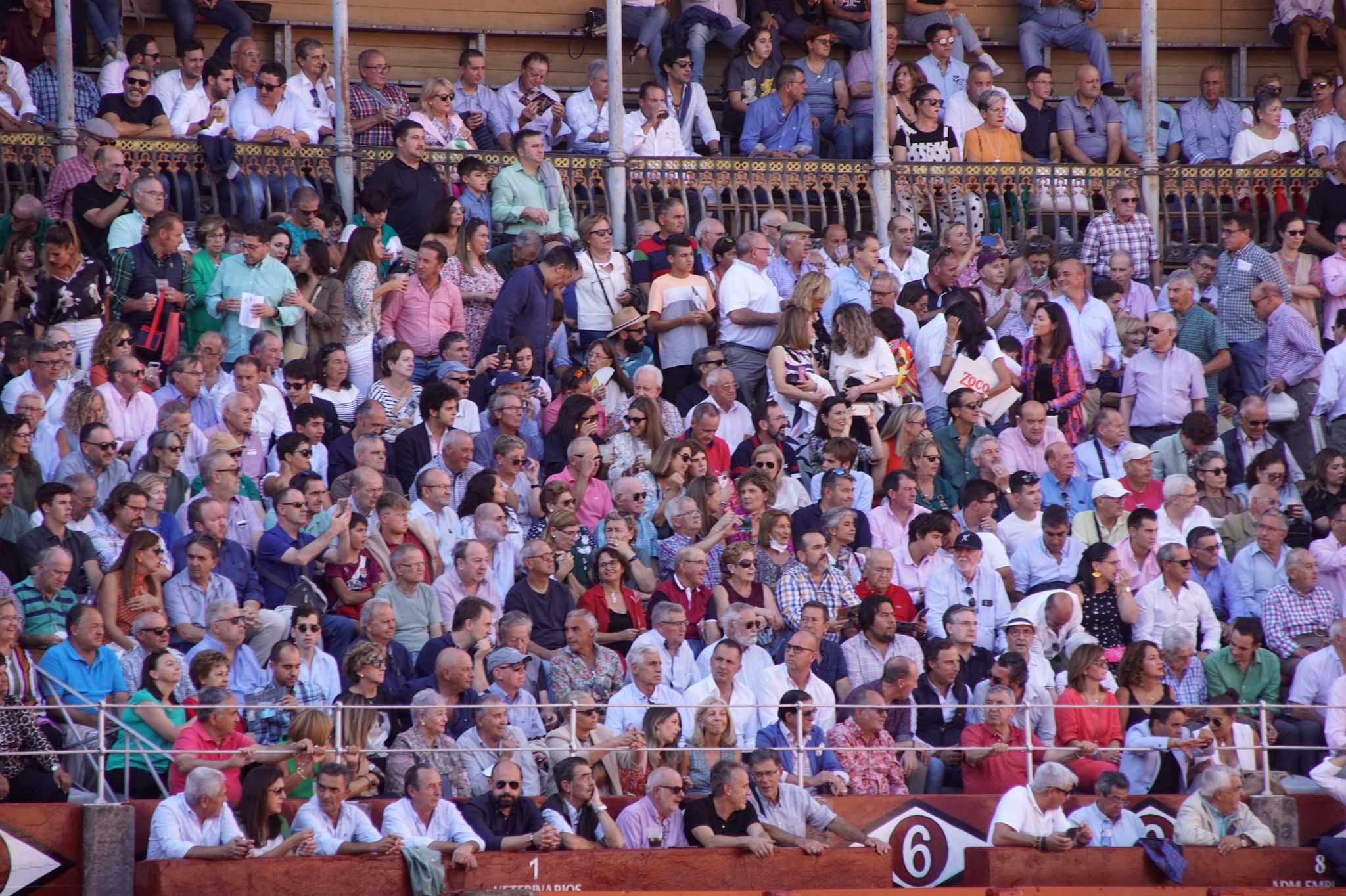 Resumen fotográfico del ambiente en los tendidos de La Glorieta durante la corrida de Galache. Foto Juanes