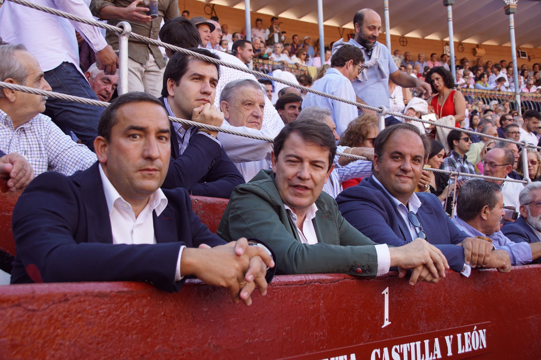 Resumen fotográfico del ambiente en los tendidos de La Glorieta durante la corrida de Galache. Foto Juanes