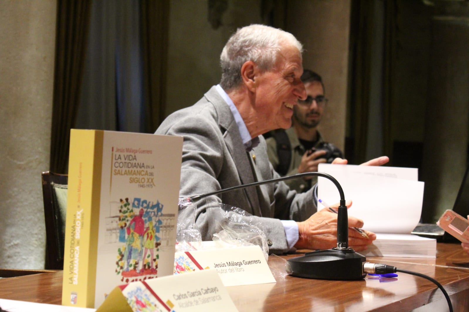 Buen ambiente en la presentación del libro 'La vida cotidiana en la Salamanca del siglo XX 1940-1975' de Jesús Málaga