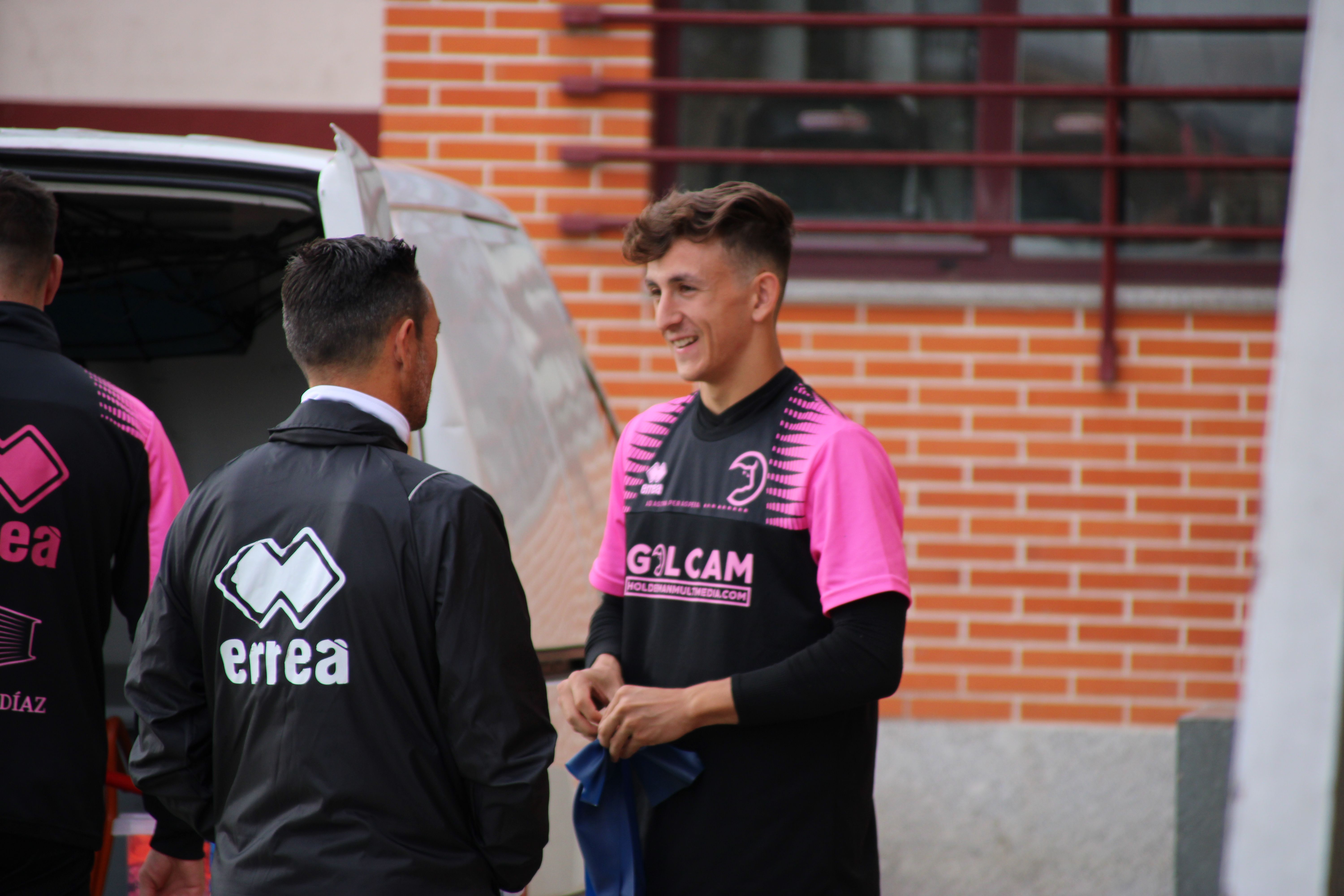 Casañ habla con Sergio del Río antes del inicio de un entrenamiento | FOTO SALAMANCA24HORAS.COM