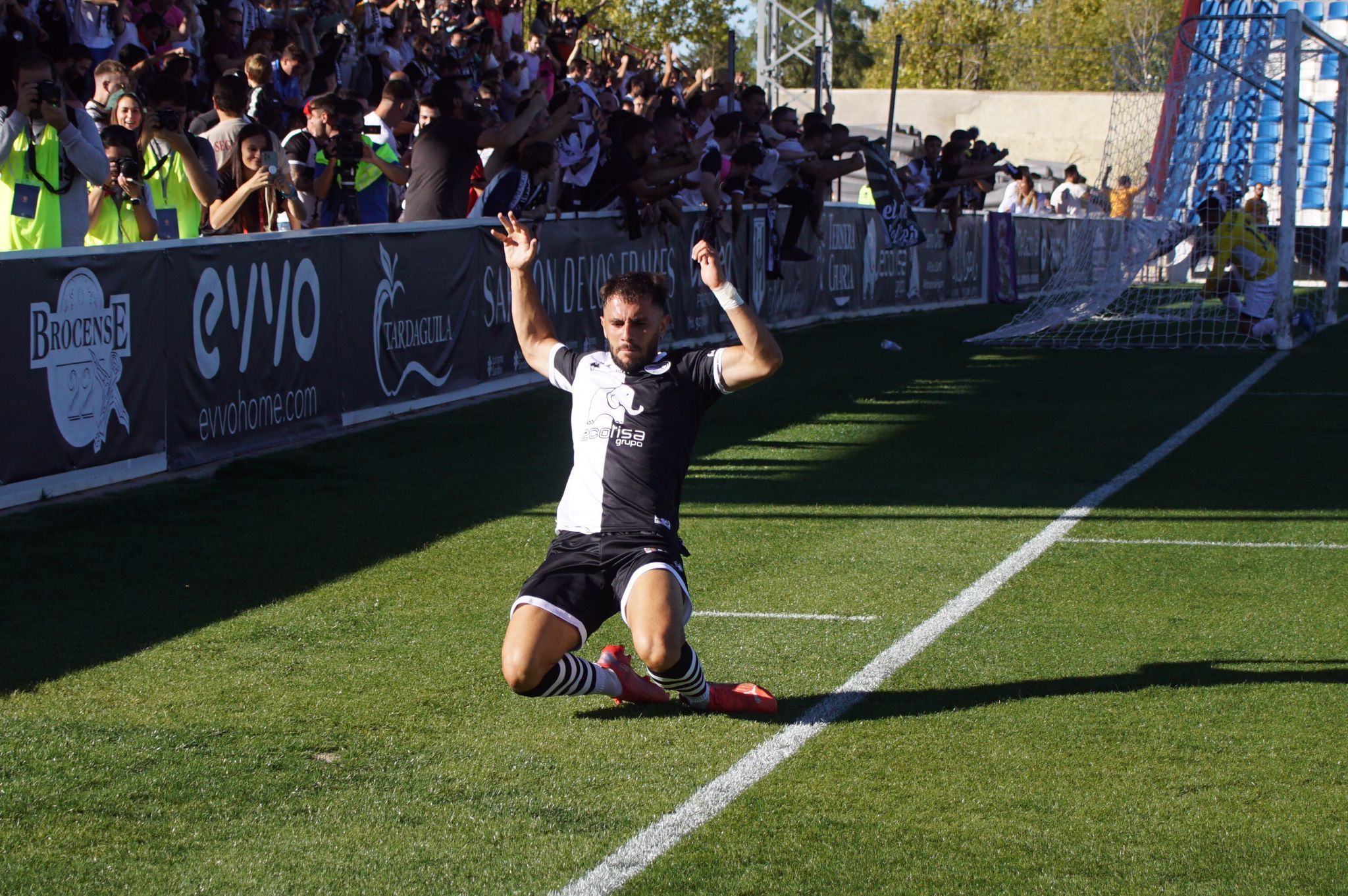 Losada celebra su gol al Rayo Majadahonda | FOTO SALAMANCA24HORAS.COM