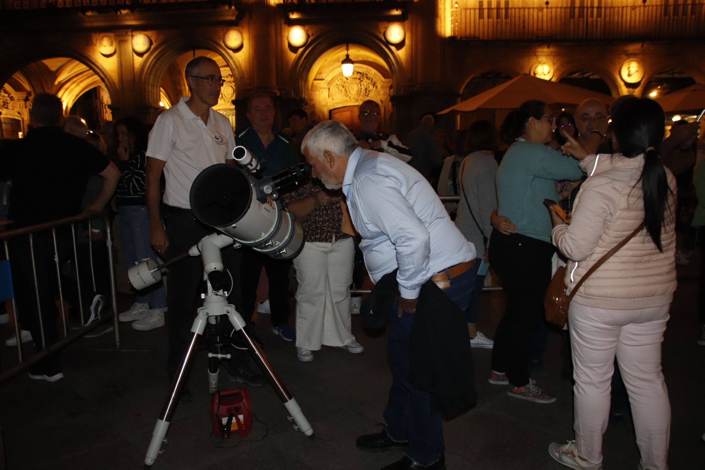 telescopios en la Plaza Mayor para observar la luna