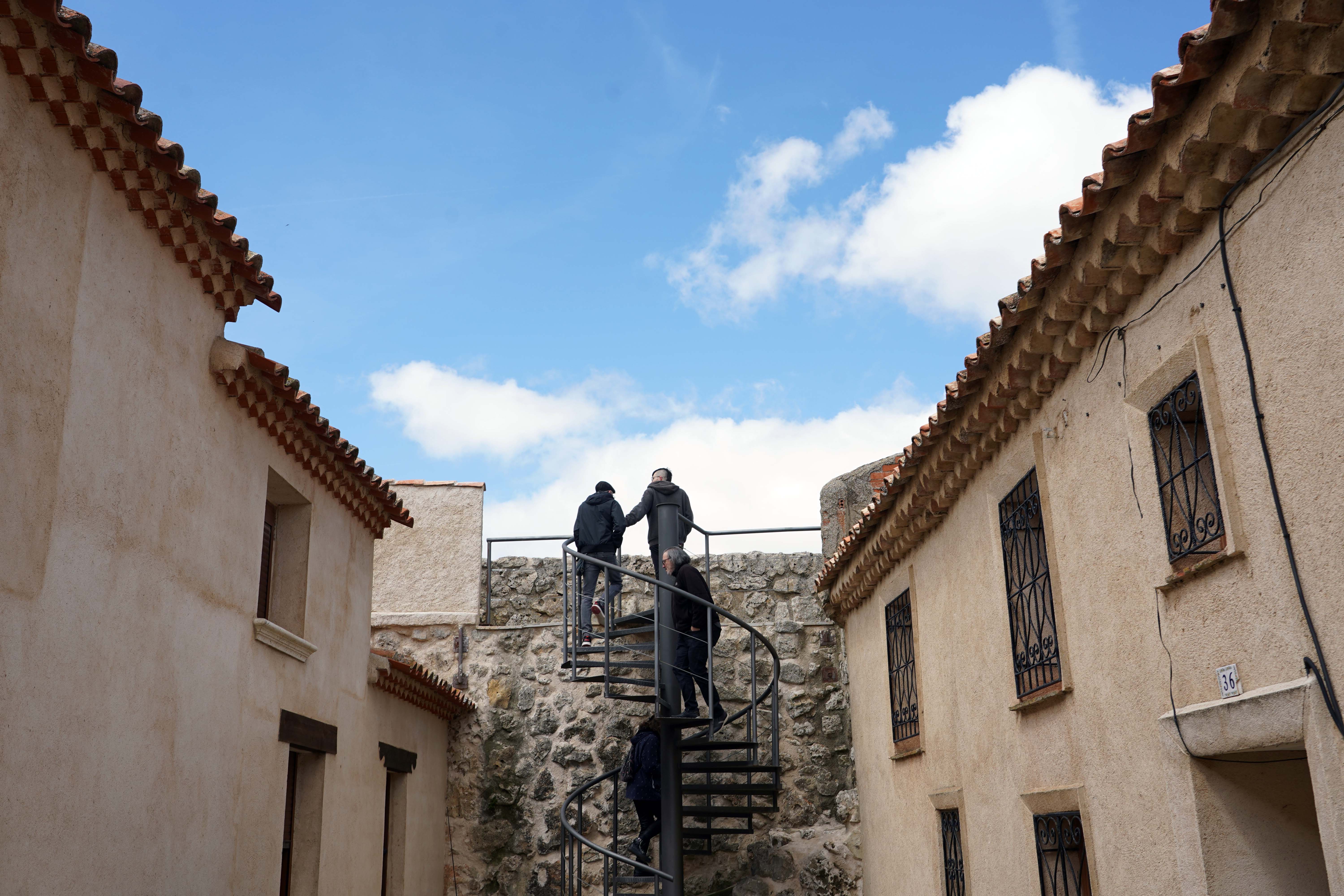 Miriam Chacón. Turistas en la muralla de Urueña. ICAL