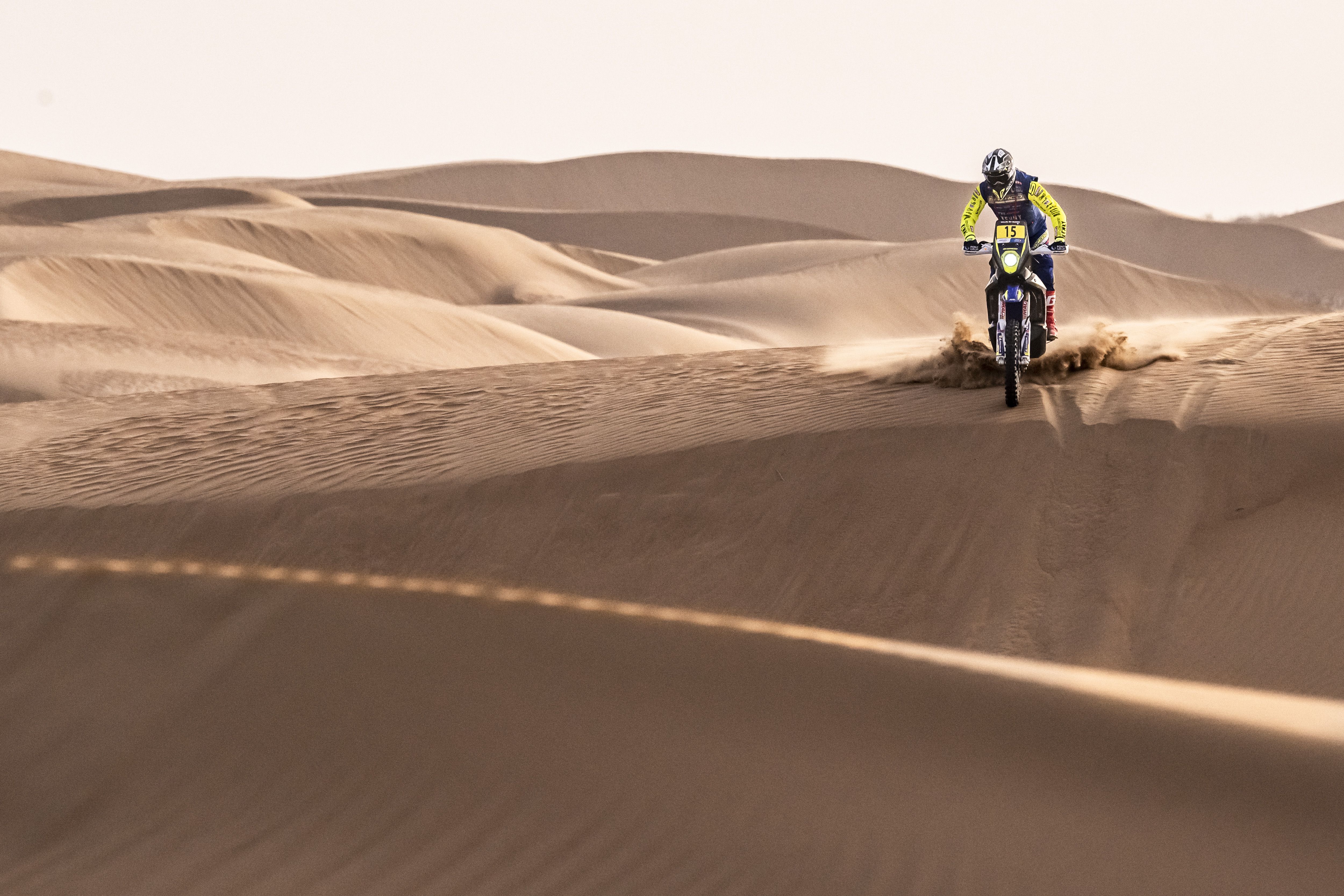 Santolino se defiende en un terreno similar al del Dakar en la tercera etapa del Rally de Marruecos