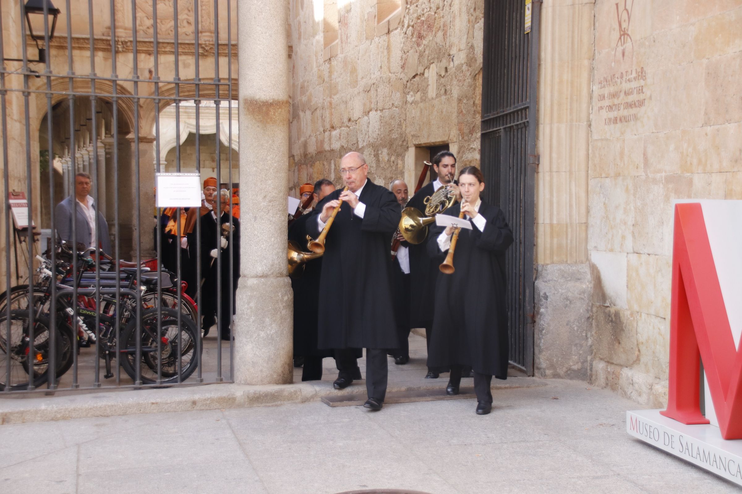 cortejo académico de doctores y monjes carmelitas desde el Patio de Escuelas Menores hasta el Paraninfo de la Universidad