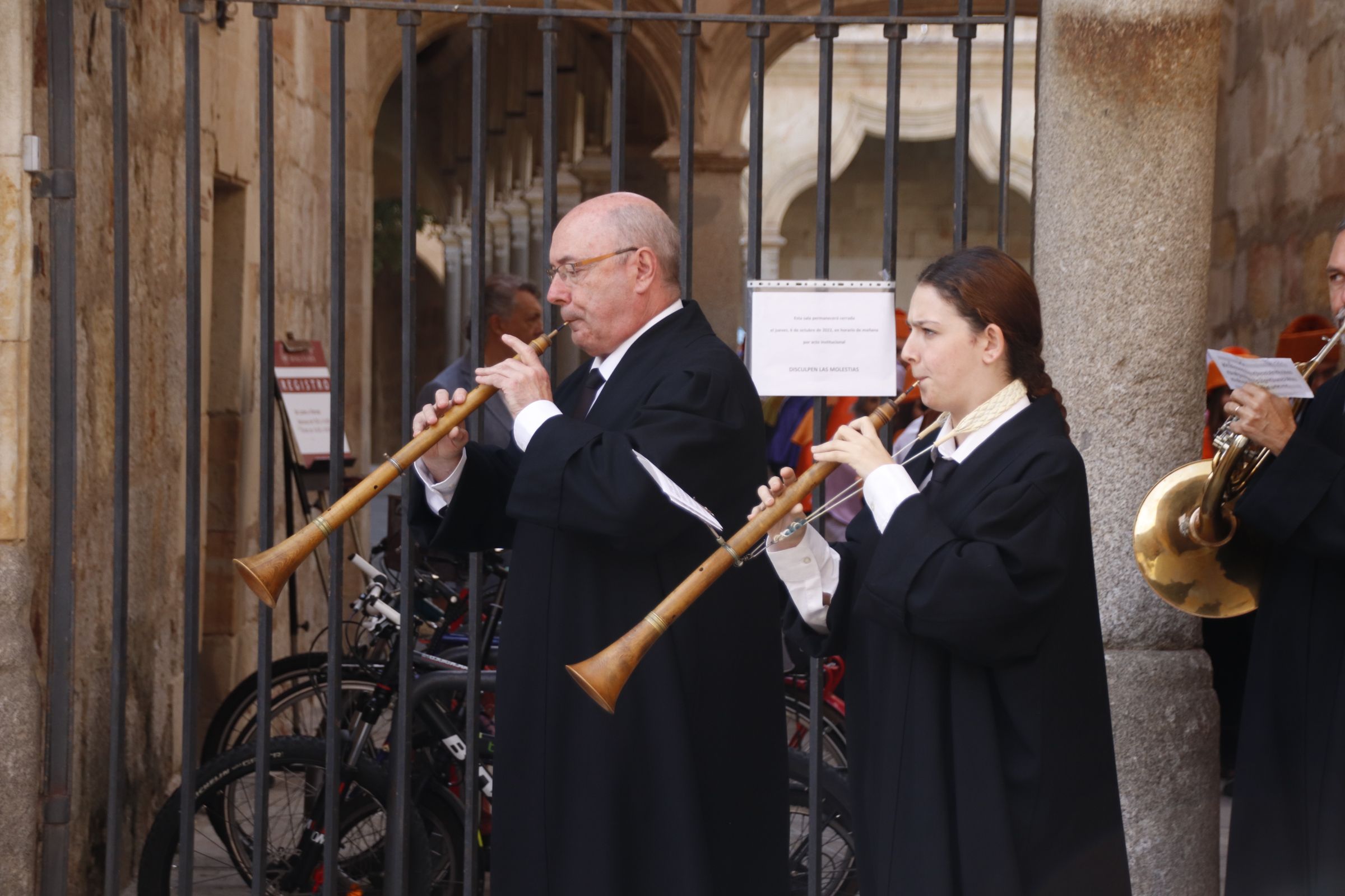 cortejo académico de doctores y monjes carmelitas desde el Patio de Escuelas Menores hasta el Paraninfo de la Universidad