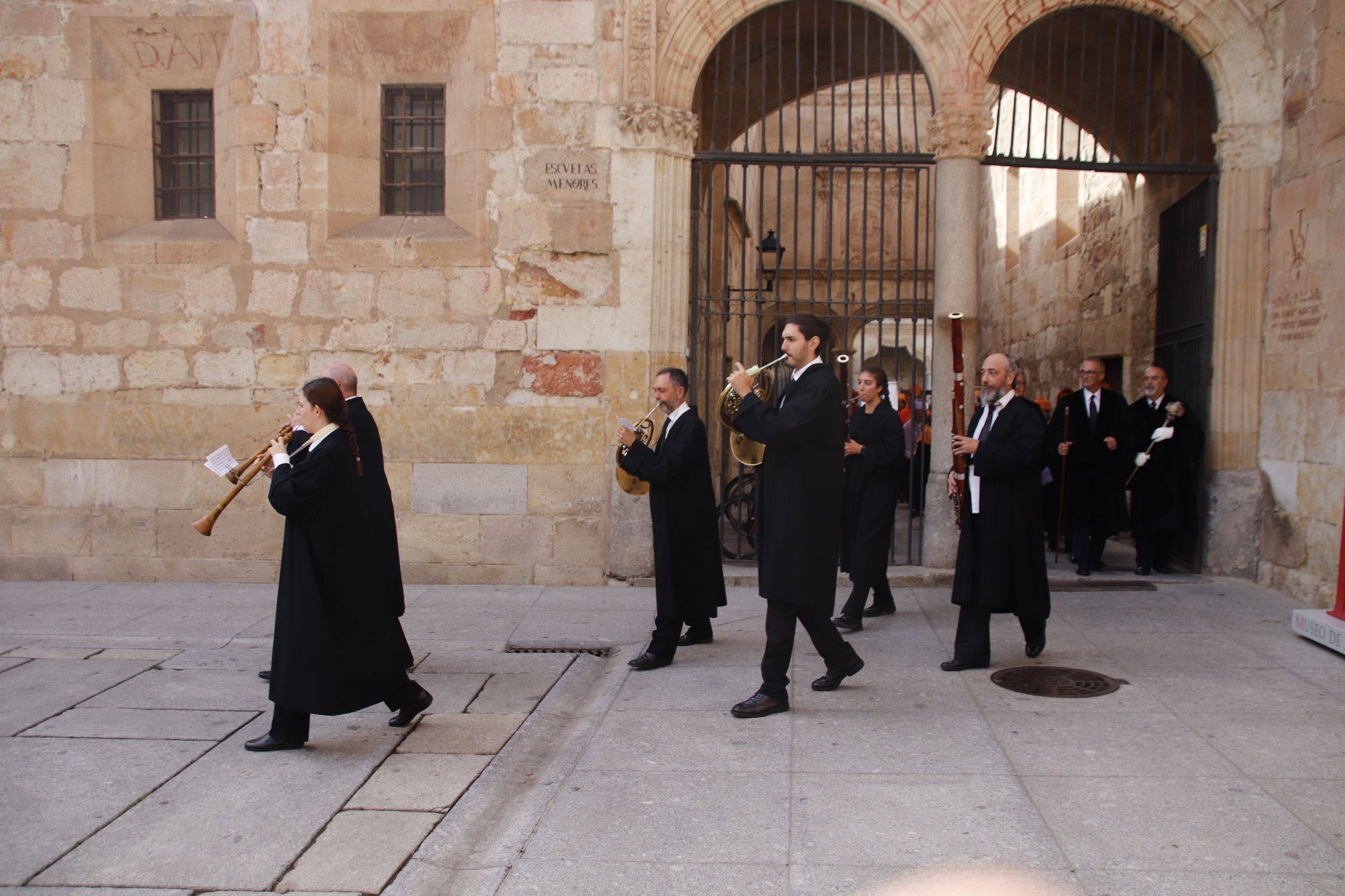 cortejo académico de doctores y monjes carmelitas desde el Patio de Escuelas Menores hasta el Paraninfo de la Universidad