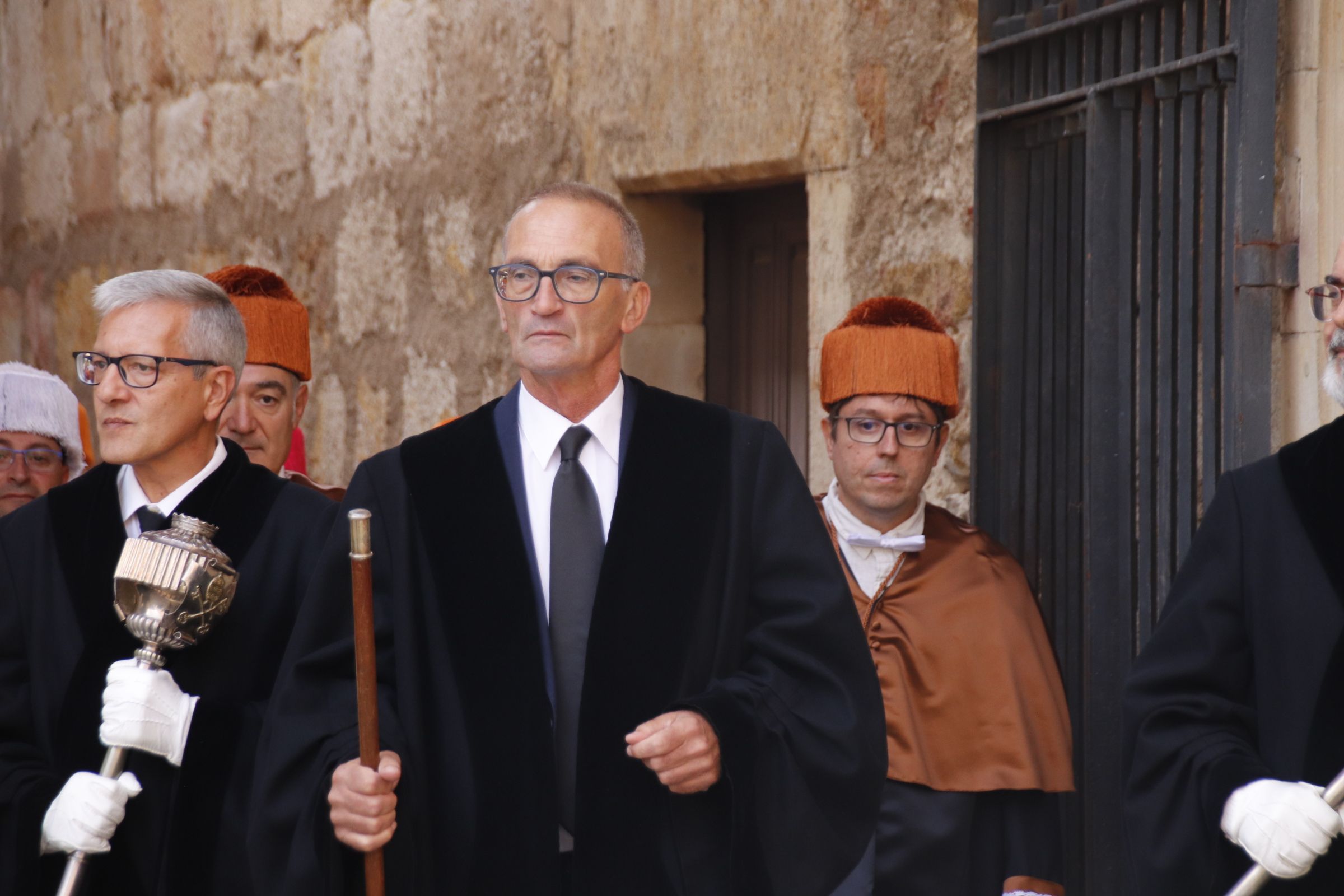 cortejo académico de doctores y monjes carmelitas desde el Patio de Escuelas Menores hasta el Paraninfo de la Universidad