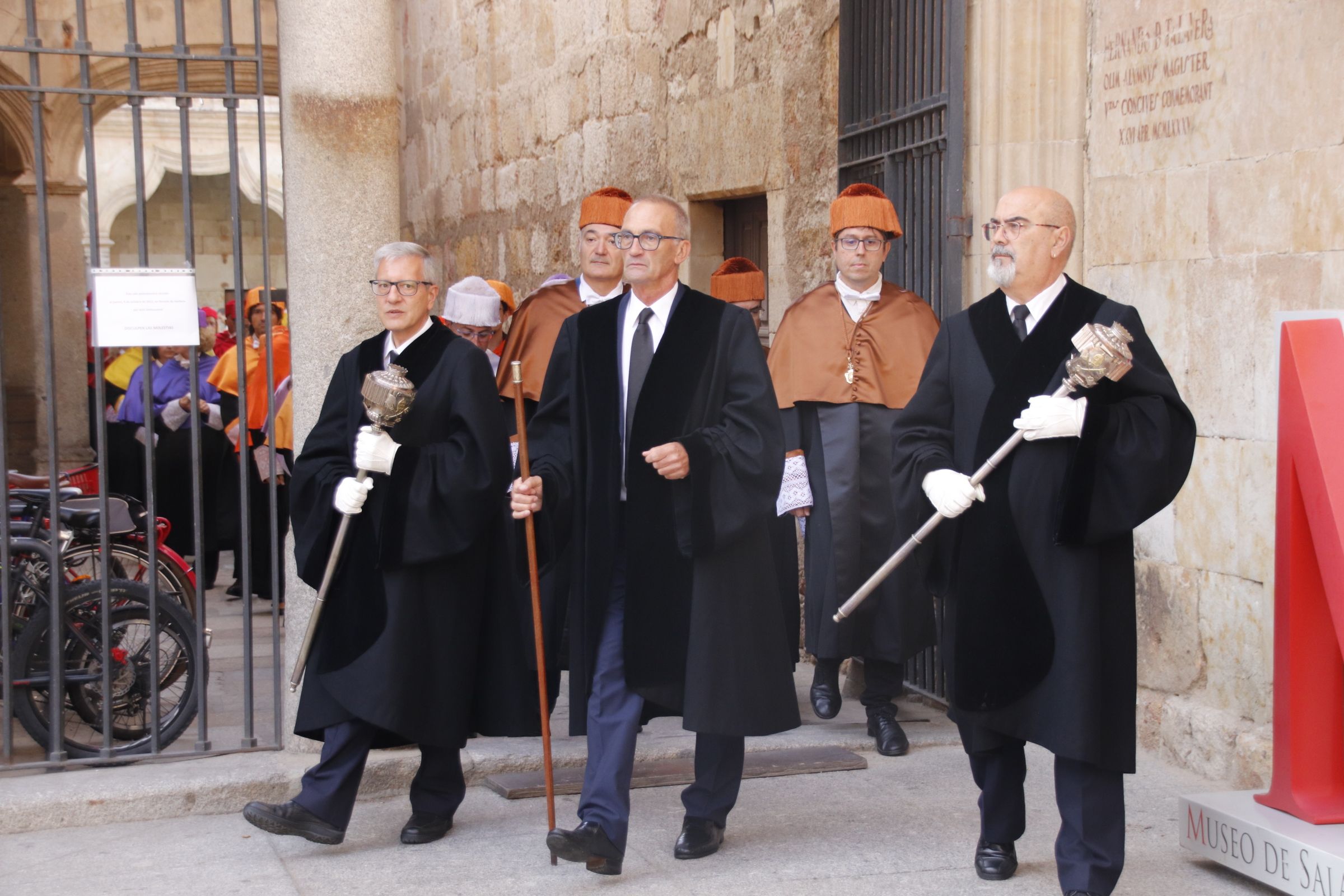 cortejo académico de doctores y monjes carmelitas desde el Patio de Escuelas Menores hasta el Paraninfo de la Universidad