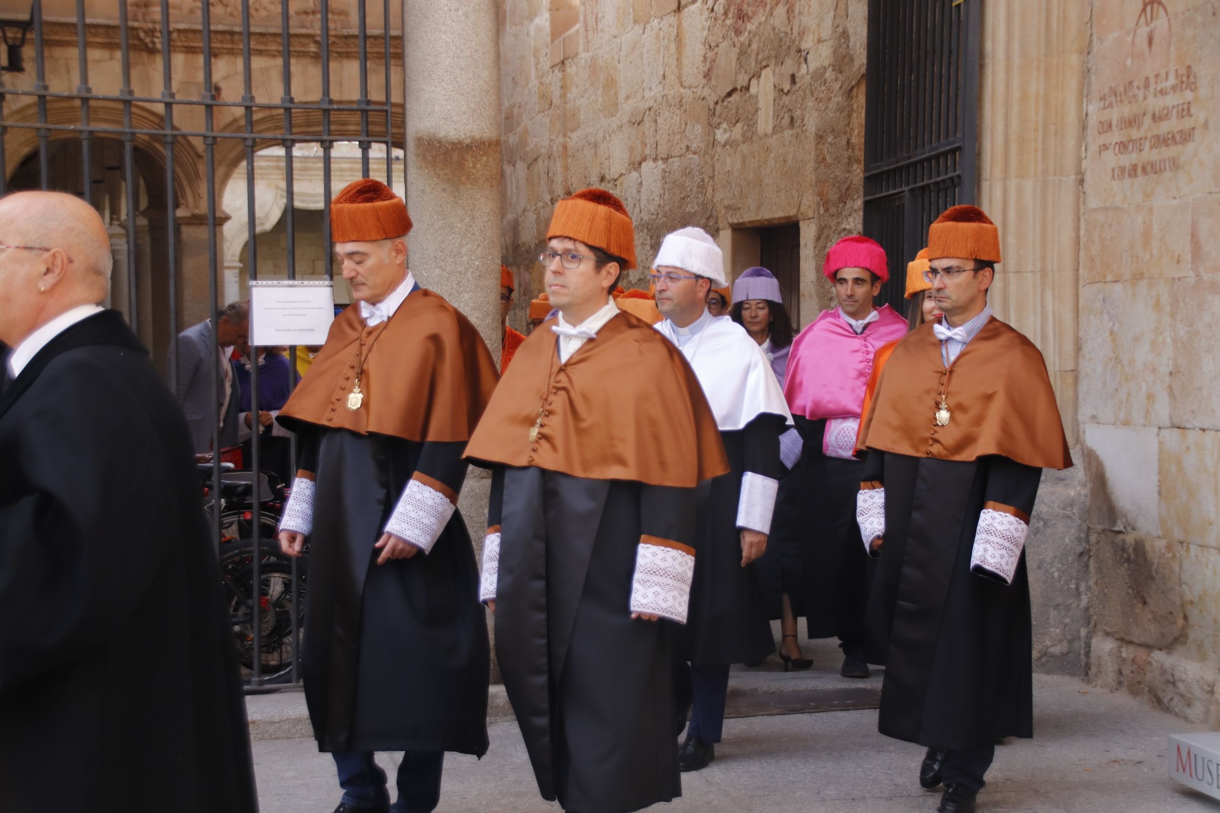 cortejo académico de doctores y monjes carmelitas desde el Patio de Escuelas Menores hasta el Paraninfo de la Universidad