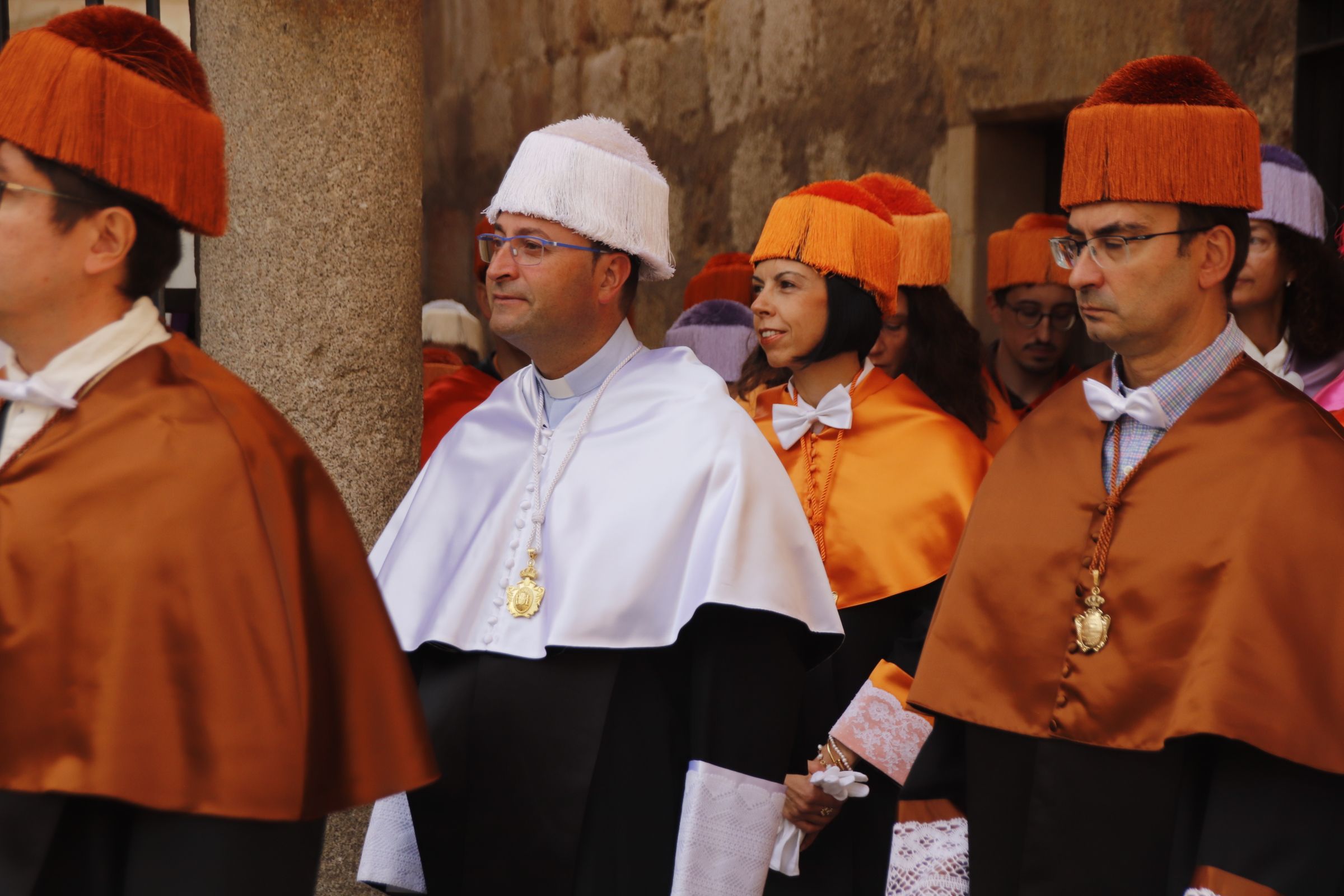 cortejo académico de doctores y monjes carmelitas desde el Patio de Escuelas Menores hasta el Paraninfo de la Universidad