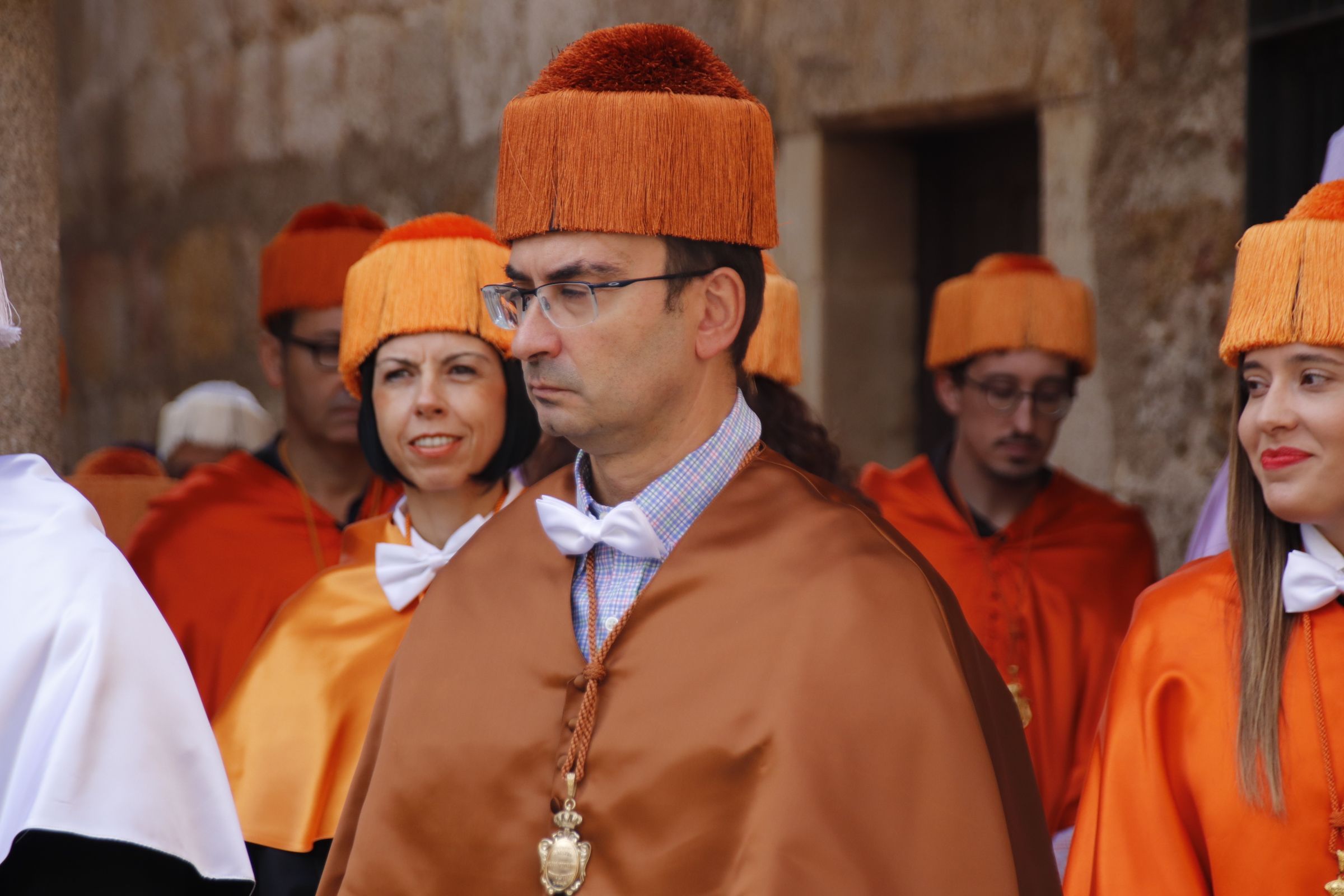 cortejo académico de doctores y monjes carmelitas desde el Patio de Escuelas Menores hasta el Paraninfo de la Universidad