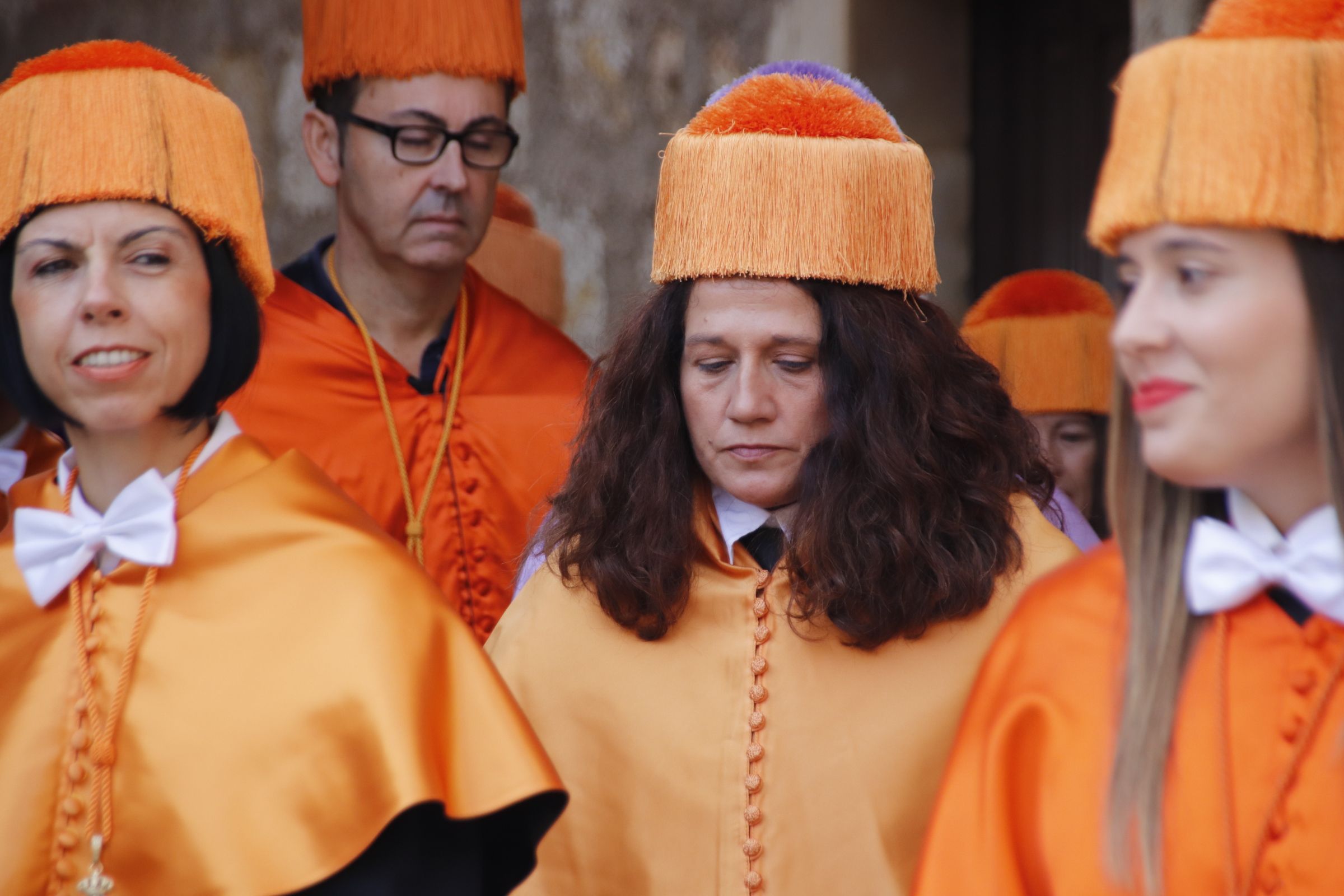 cortejo académico de doctores y monjes carmelitas desde el Patio de Escuelas Menores hasta el Paraninfo de la Universidad